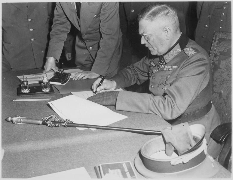 Berlin 1945 Wilhelm Keitel podpisuje kapitulację 5