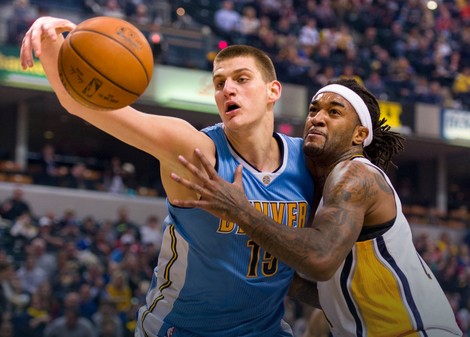 Nikola Jokić u duelu sa Džordanom Hilom
