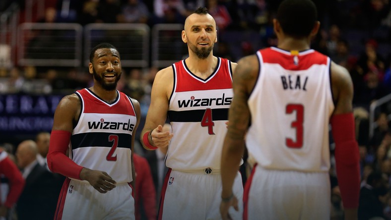 John Wall (z lewej) i Marcin Gortat (w środku)