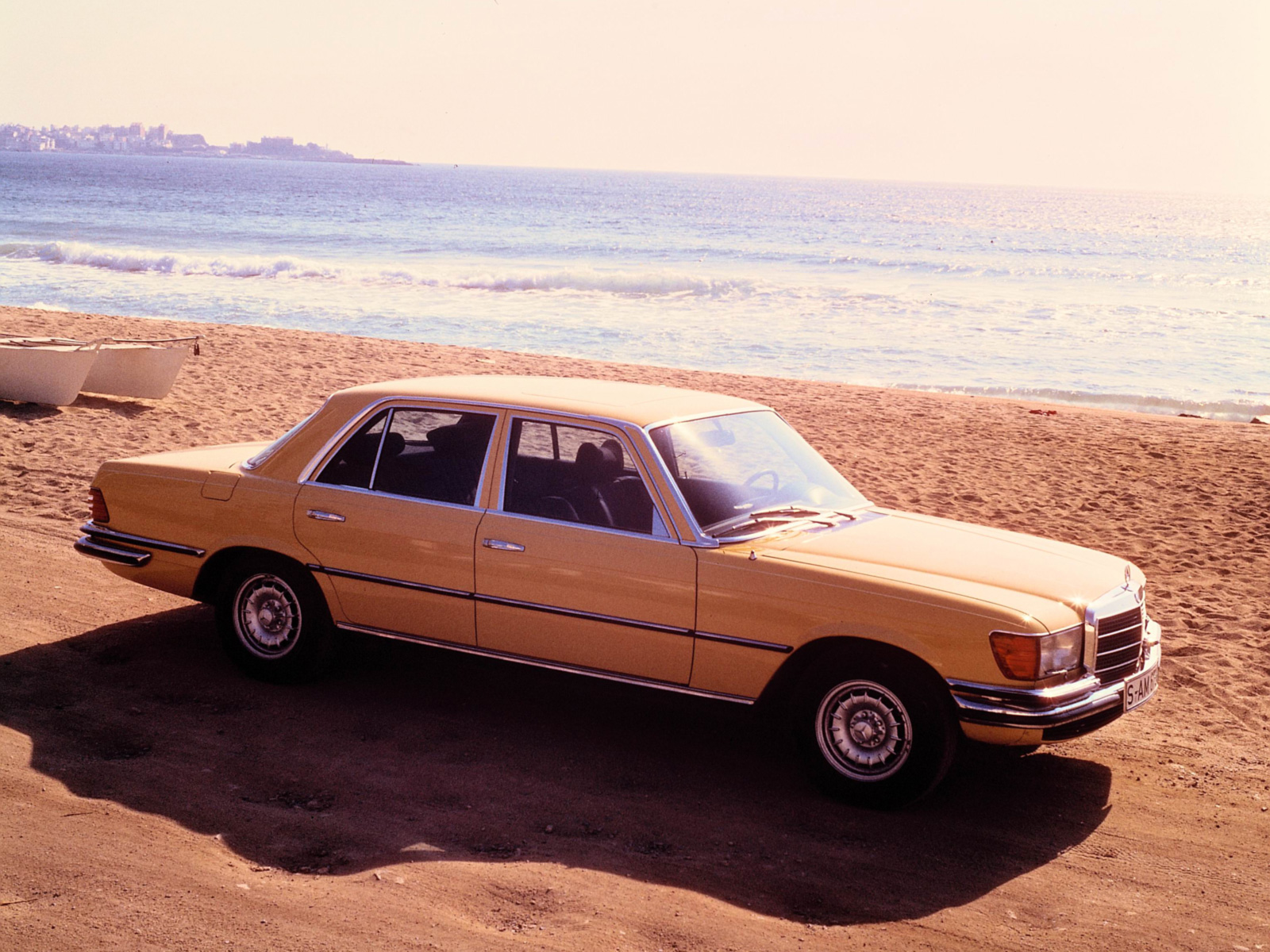 W 1973 roku na rynku pojawiły się odmiany 450 SEL i 350 SEL z wydłużonym o 10 cm rozstawem osi (z 286,5 do 296,5 cm). Długość nadwozia wzrosła z 496 do 506 cm. Dodatkowe centymetry pozwoliły na zwiększenie ilości miejsca na nogi dla pasażerów tylnej kanapy. W 1974 roku wprowadzono także wersję 280 SEL. Przypominamy, że klasa S została nagrodzona europejskim tytułem Samochodu Roku 1974.