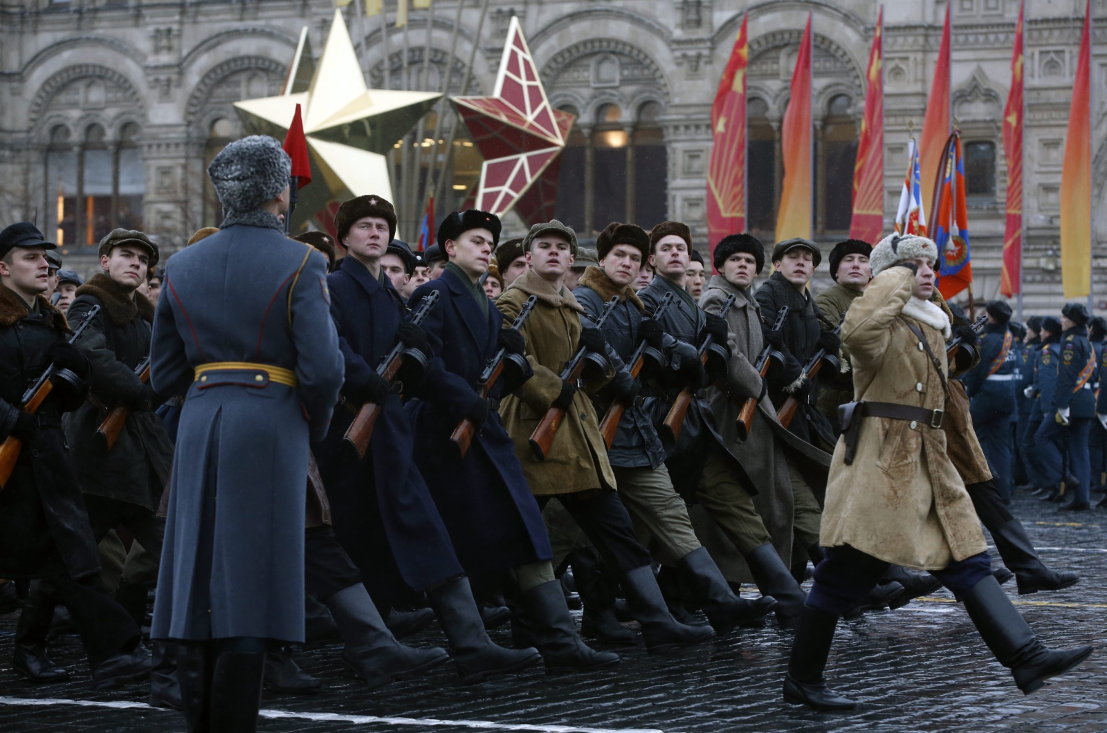 Przez moskiewskie ulice przemaszerowały również oddziały partyzanckie...