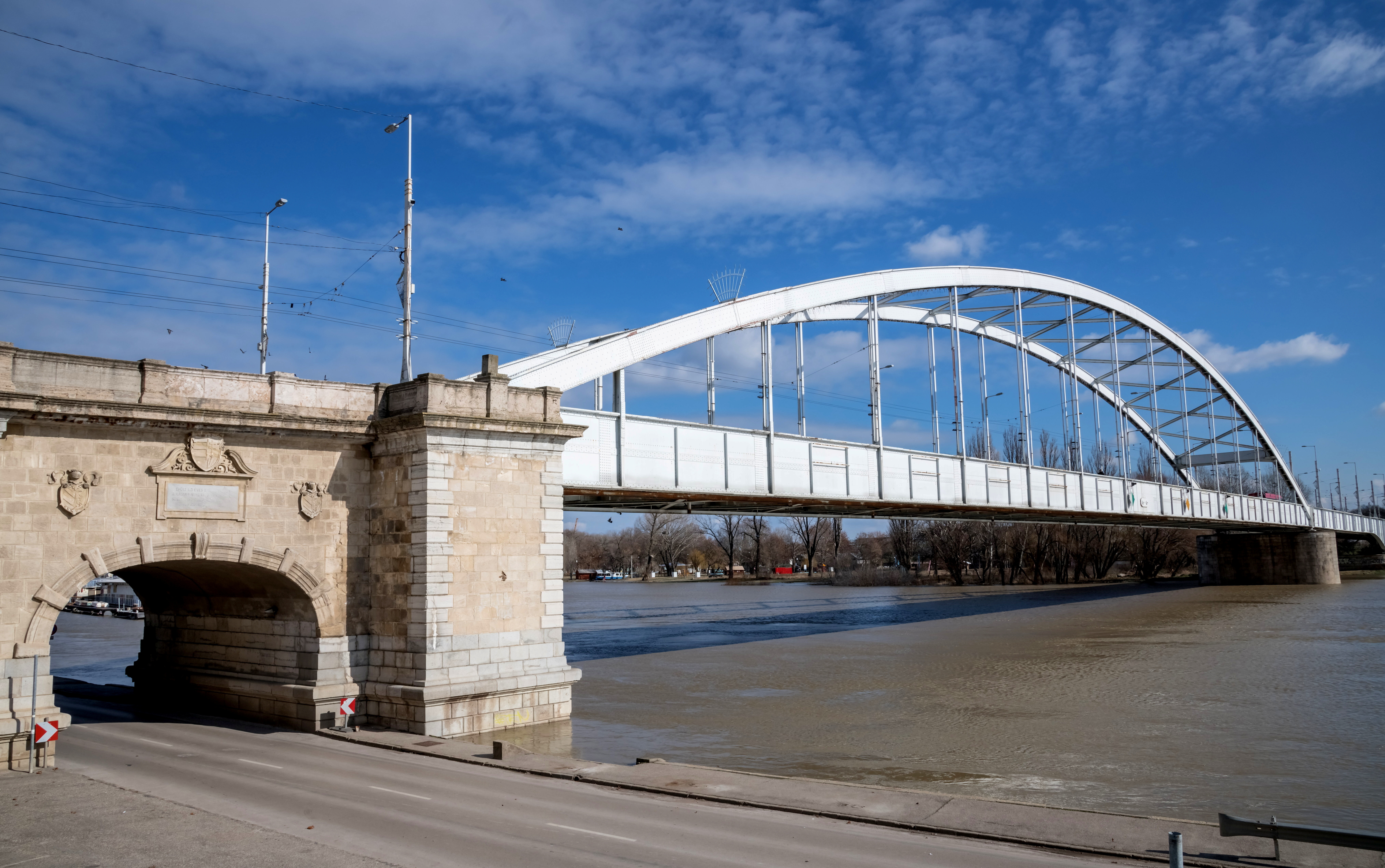 Öngyilkosság kísérlet rázta meg a majálist Szegeden: az utolsó pillanatban rántották vissza a fiatalt a hídról