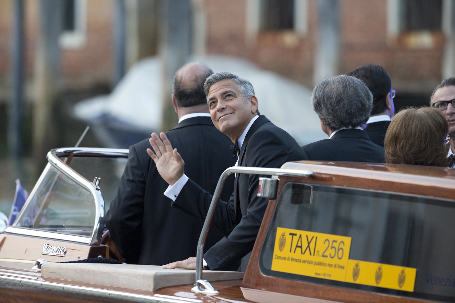 Clooney z uśmiechem na twarzy przybył Wielkim Kanałem do pięknego hotelu