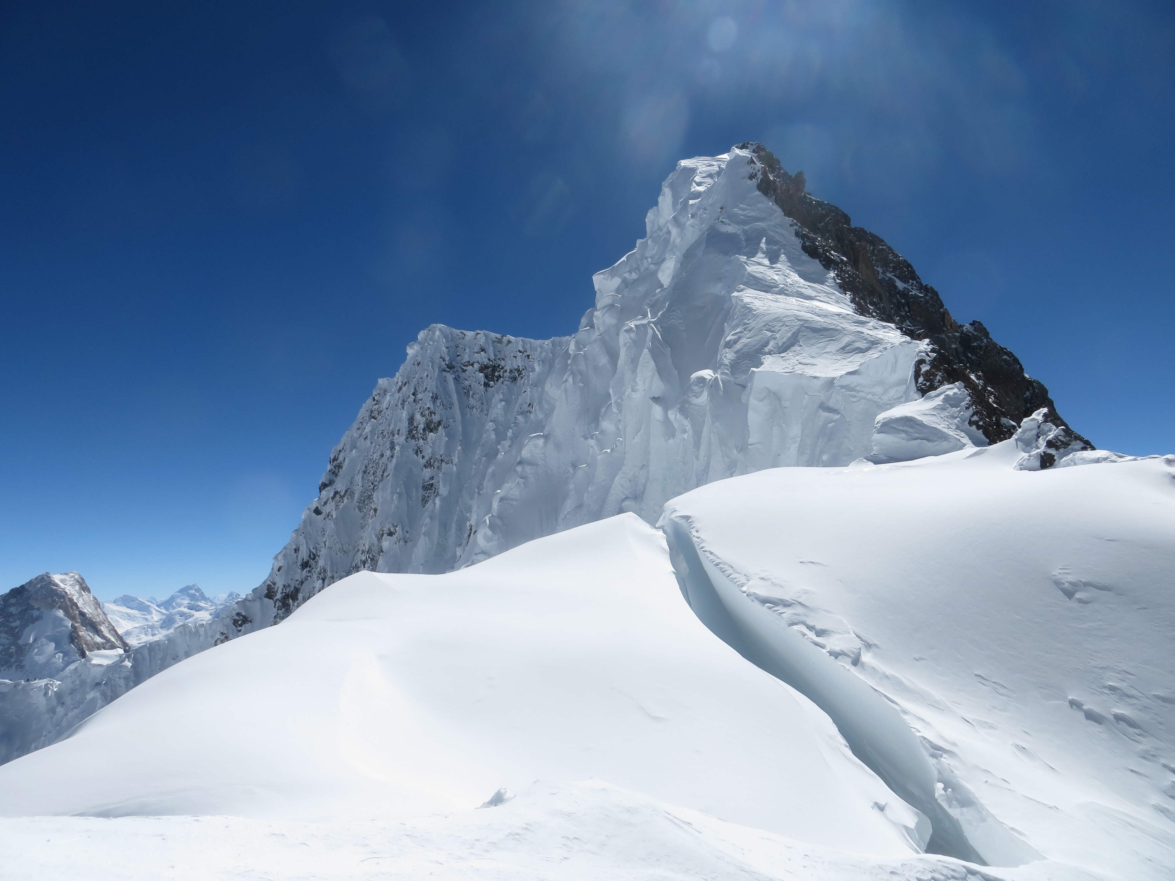 Wyprawa na Broad Peak - grań szczytowa widziana z przełęczy
