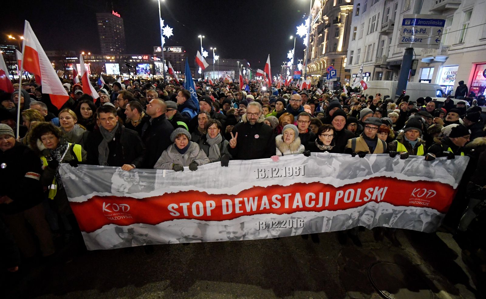 Lider KOD Mateusz Kijowski na wiecu przed siedzibą PiS przy ul. Nowogrodzkiej przekonywał, że po 35 latach znowu musimy być razem.