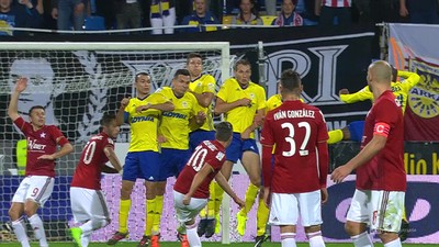 Arka - Wisła K. (2:1): Co za mecz! Jest i interwencja klasy światowej - Steinbors w wielkim stylu odbija strzał Carlitosa