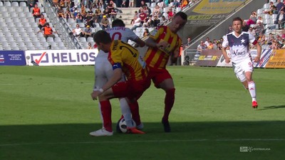 Korona - Wisła K. (0:3): Co za mecz Carlitosa! Hiszpan "zabawił się" w polu karnym, w końcu padł po kontakcie z rywalem, ale sędzia nie podyktował karnego