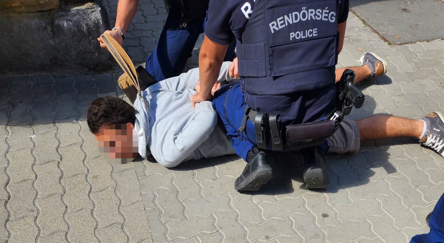 Drámai jelenetek Budapest szívében: a nyílt utcán lövöldözött a férfi, majd bement a vendéglátóhelyre - videó, fotók