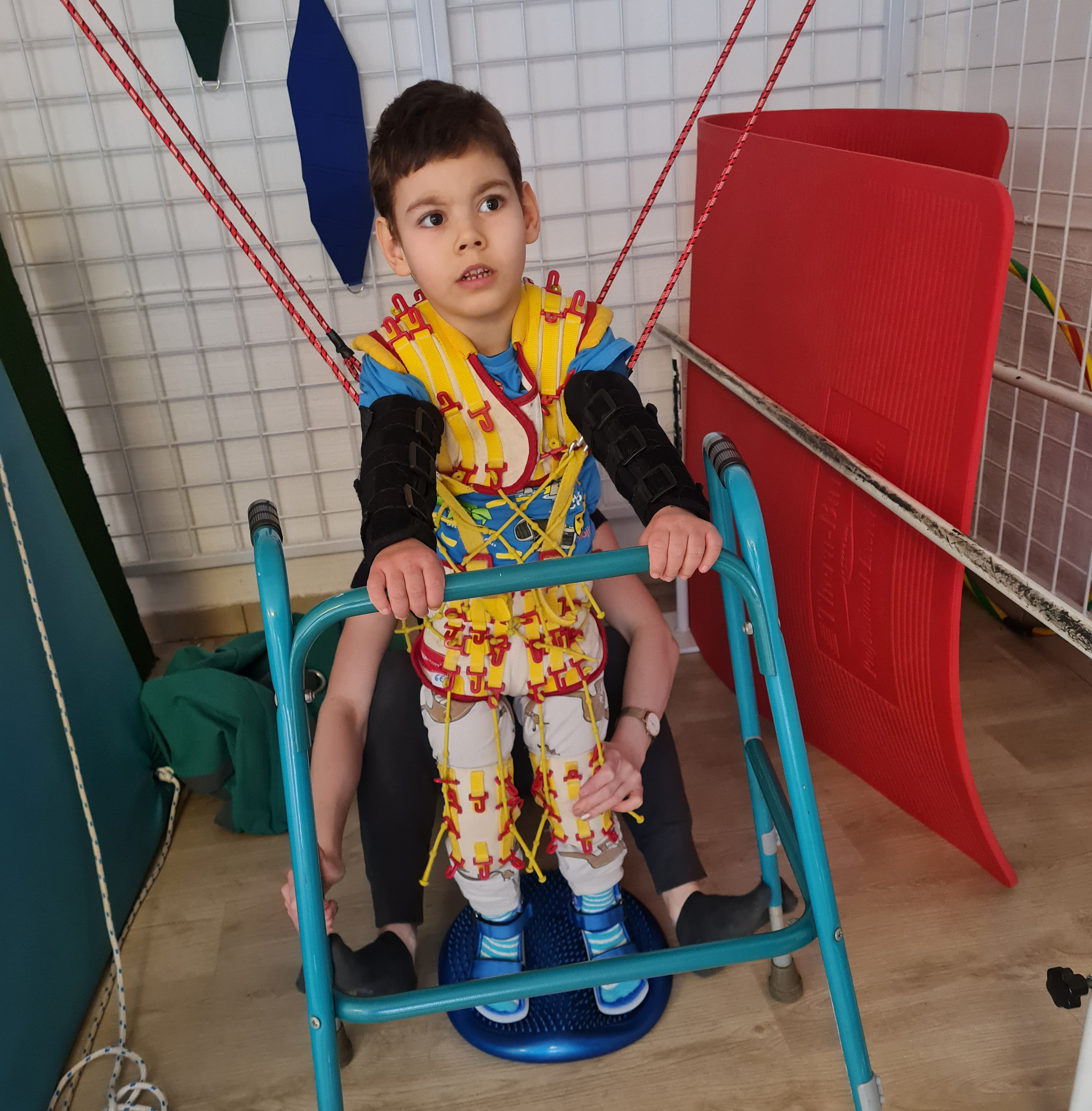 Más náthás lesz, Lacika lebénult a vírustól: több ezer eurós műtétre gyűjt a kisfiú családja