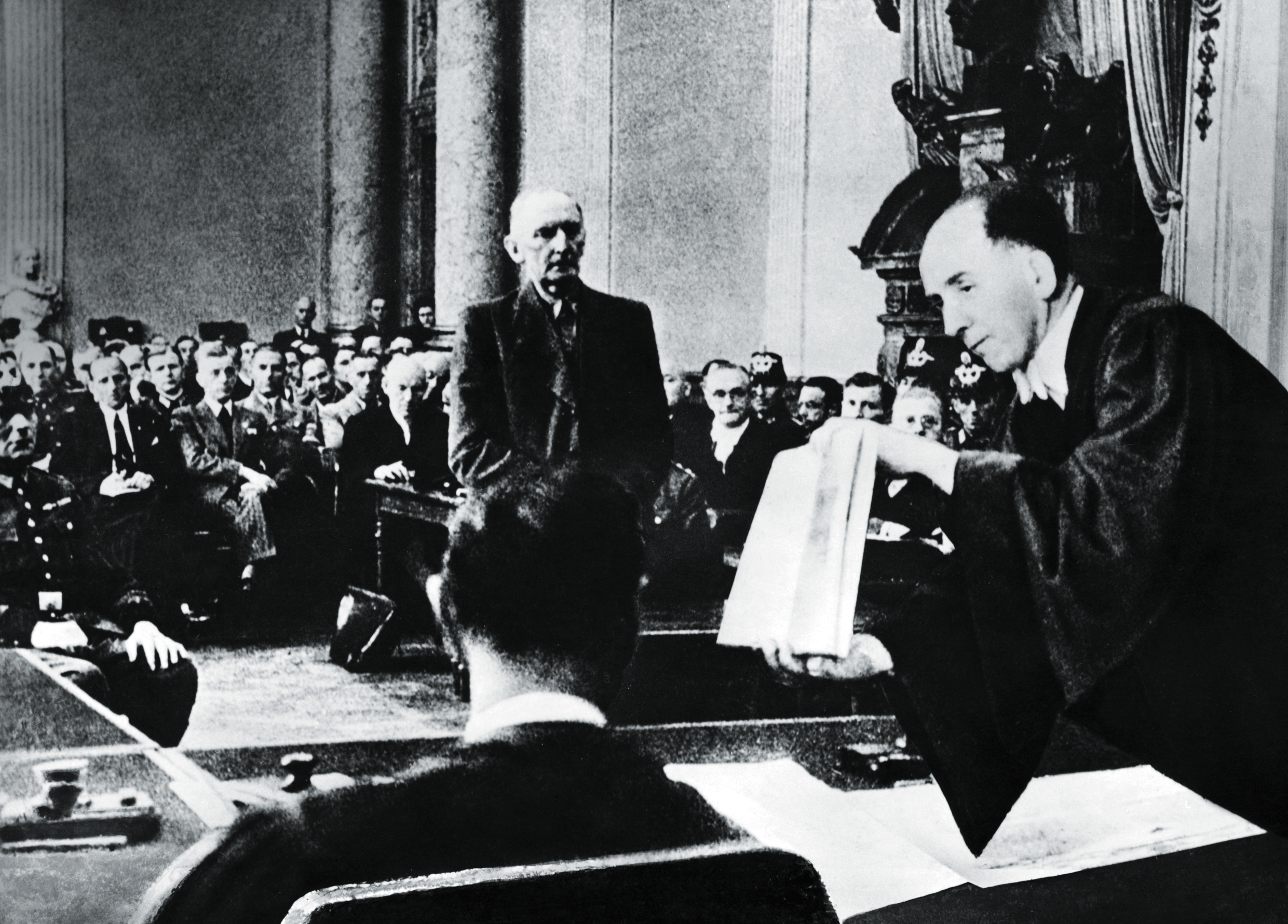 Erwin von Witzleben odpowiada w trakcie procesu spiskowców na pytania Rolanda Freislera, 1944 r.