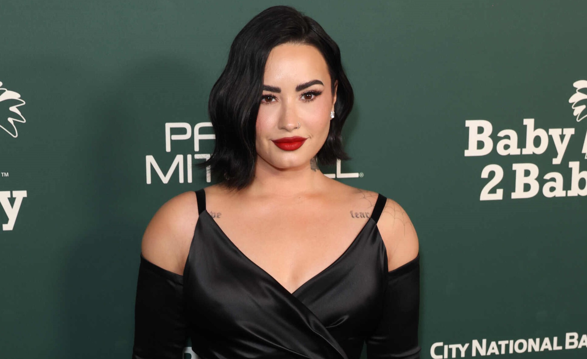 Összetörtek a férfi szívek: eljegyezték a milliók által imádott bombázót - fotók