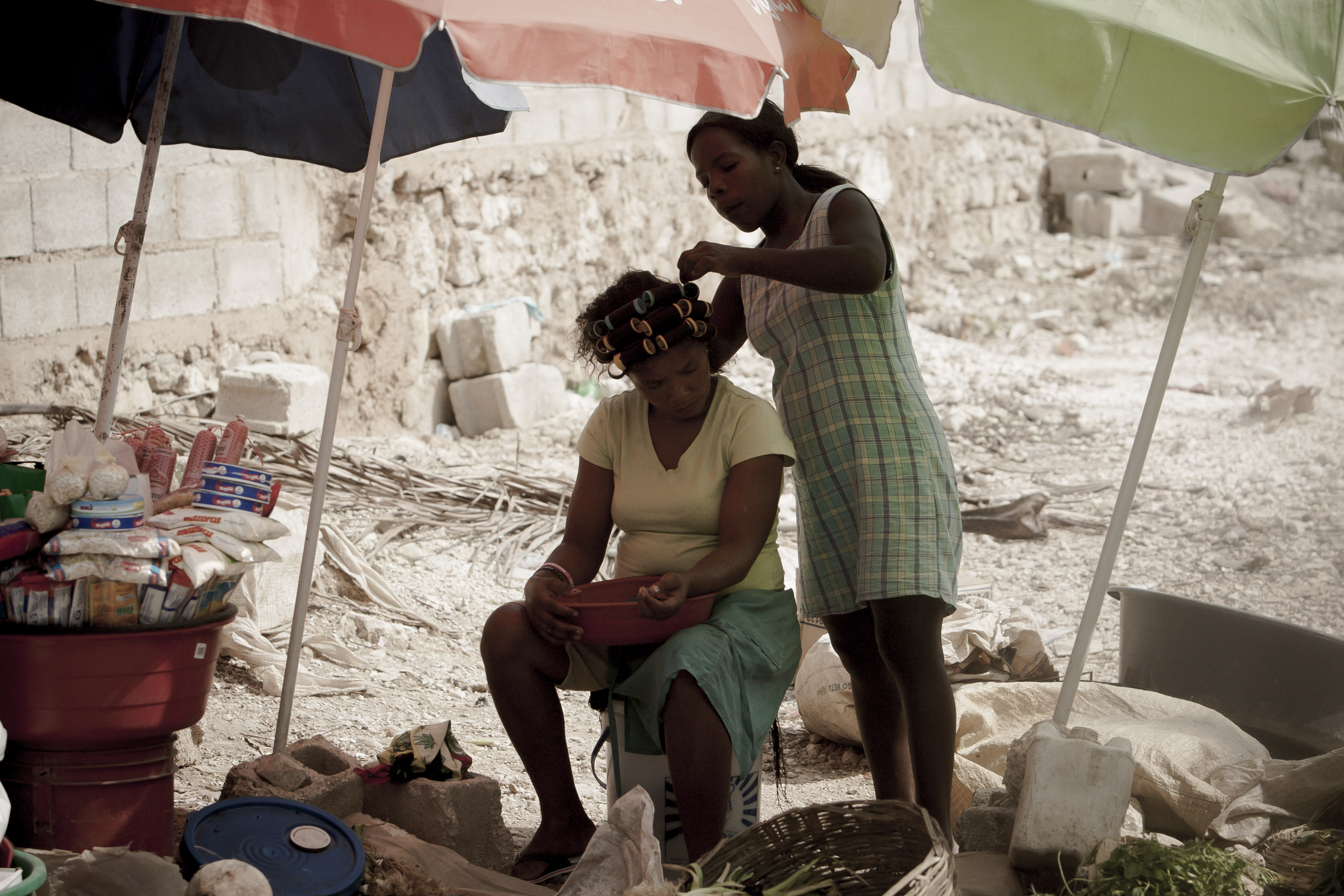 Handel jest jednym z najpopularniejszych zajęć mieszkańców Haiti. Na ulicy można kupić nie tylko owoce, pamiątki, czy węgiel drzewny - bardzo popularne są też