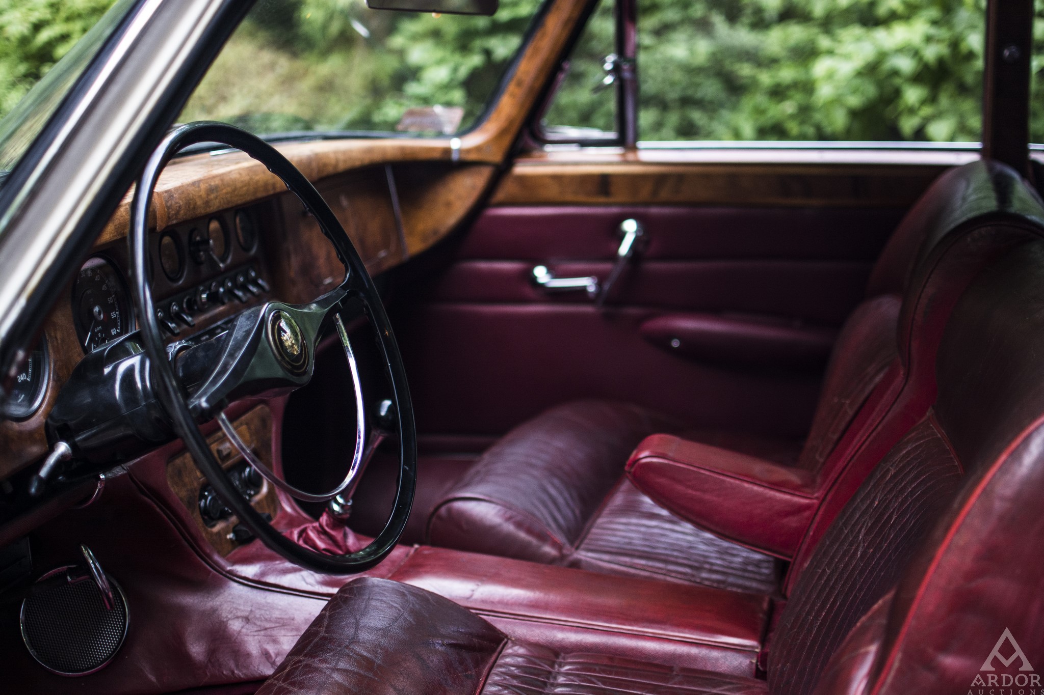 Na polecenie Cyrankiewicza limuzynę zamówiono jeszcze tego samego roku w Anglii, a do Polski dostarczono ją w 1963. Auto podobnie jak e-type parkowało w garażach Biura Ochrony Rządu w Warszawie. Co ciekawe, inaczej niż mercedesy kupione w ciemnych kolorach, jaguar mark X został zamówiony w kolorze kości słoniowej. - Od nowości, czyli od 1963 roku jaguar mark X był używany w kręgach władzy. Wiadomo na pewno, że jednym z głównych użytkowników samochodu był premier Cyrankiewicz. Samochód zamówiono w kolorze kości słoniowej, ponieważ jak głosi legenda, ten kolor podobał się Ninie Andrycz, czyli ówczesnej małżonce Józefa Cyrankiewicza - mówi dziennik.pl Michał Wróbel.