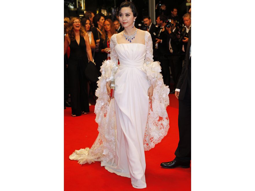 Fan Bingbing w zachwycającej, białej sukni z szalem od Elie Saab Couture