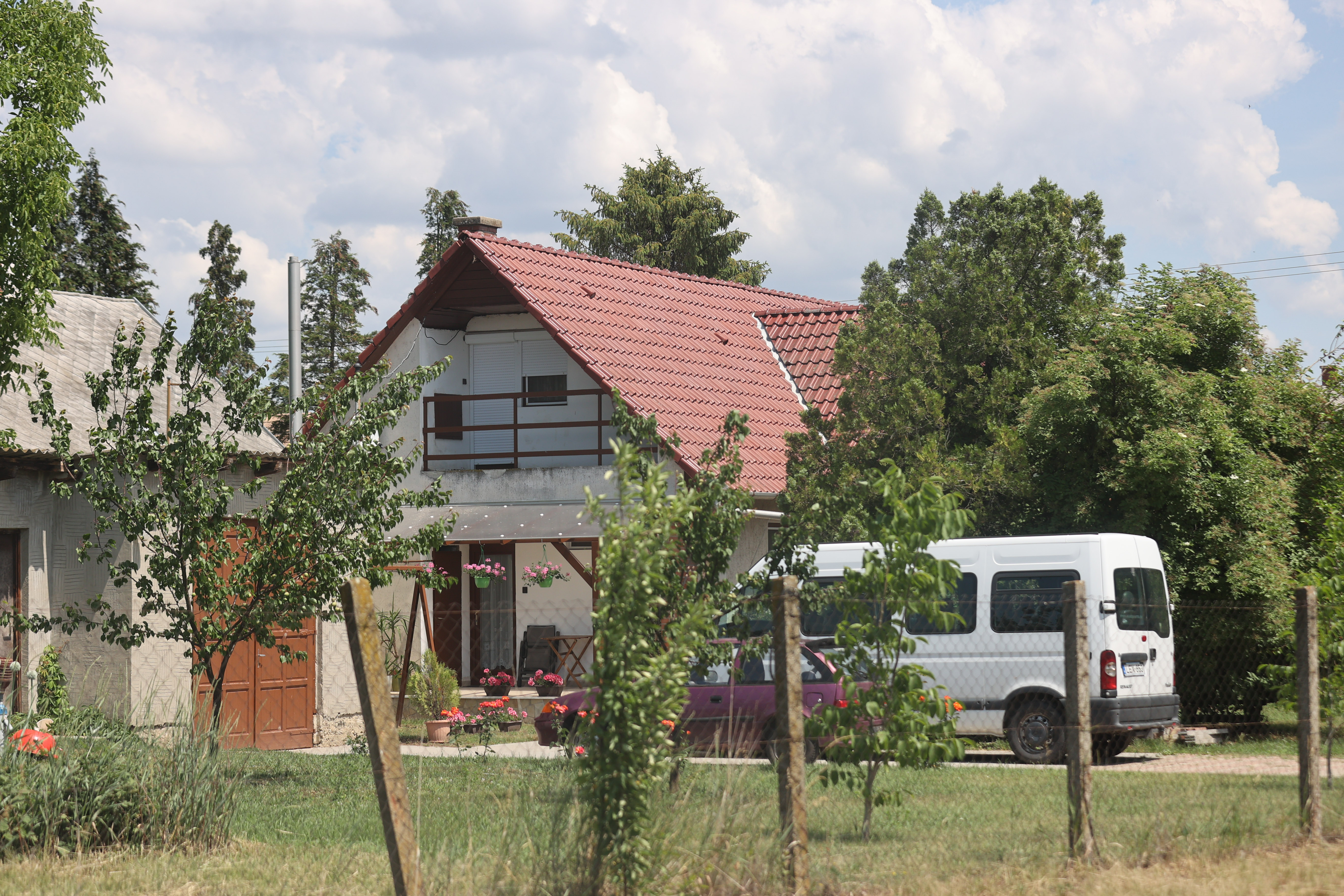 Vádat emelnek a sofőr ellen, aki a forró buszban hagyta Tomajmonostorán a négyéves Inezt – a lány később meghalt