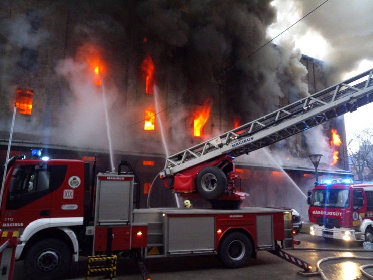 Kigyulladt egy mintegy 1000 négyzetméter alapterületű régi malomépület, amely jelenleg raktárként működik a fővárosban, a Soroksári út IX. kerületi szakaszán szerdán a kora reggeli órákban.