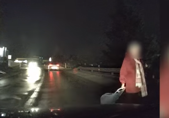 Egy idős néni az autók között a forgalommal szemben gyalogolt a 10-es főúton vak sötétben... és még neki állt feljebb – videó