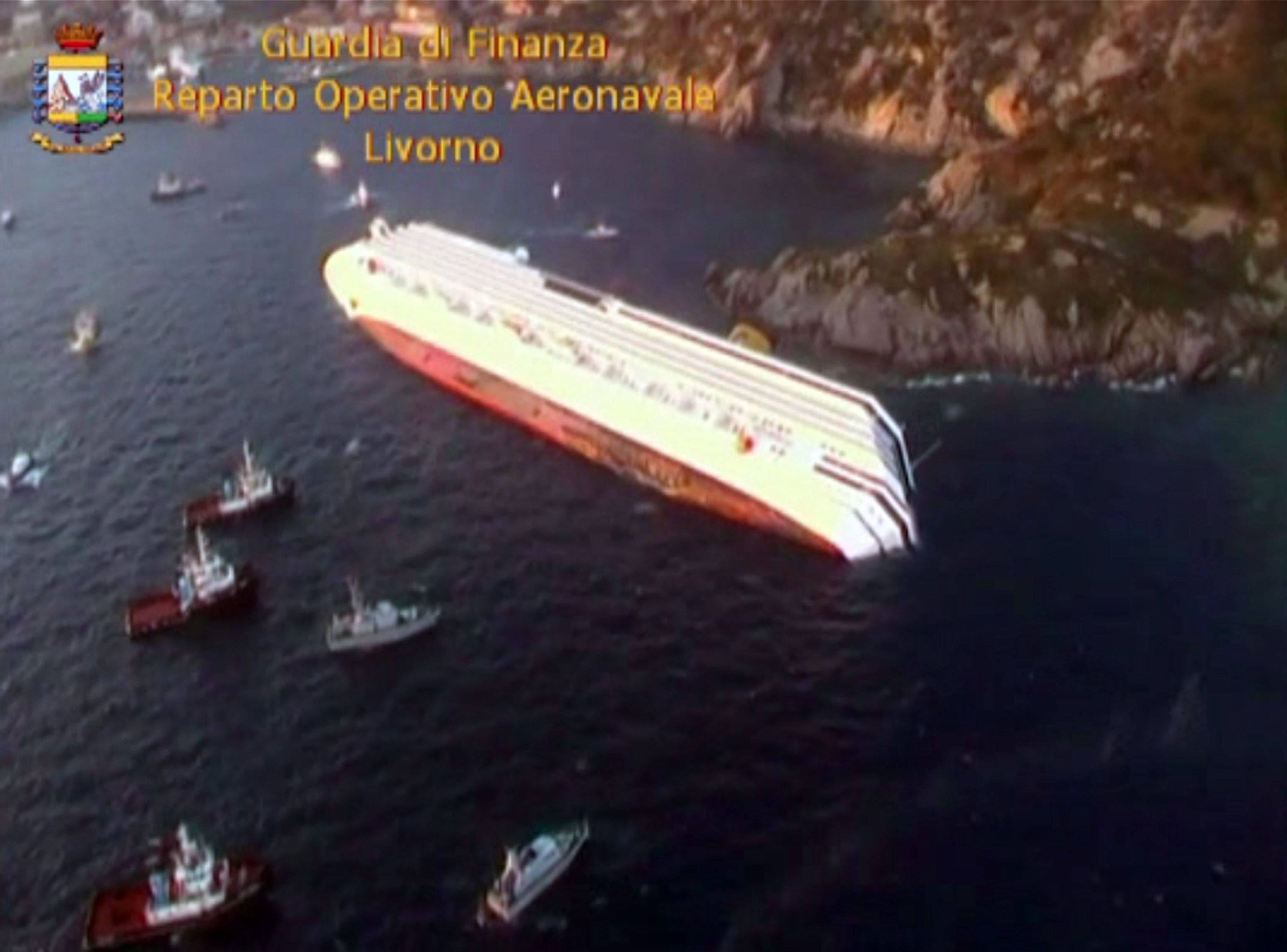 Dramat statku wycieczkowego rozegrał się późnym wieczorem w piątek. „Costa Concordia”, na pokładzie której znajdowało się ponad 4200 osób, uderzyła w podmorskie skały i osiadła na mieliźnie na boku, nabierając wody