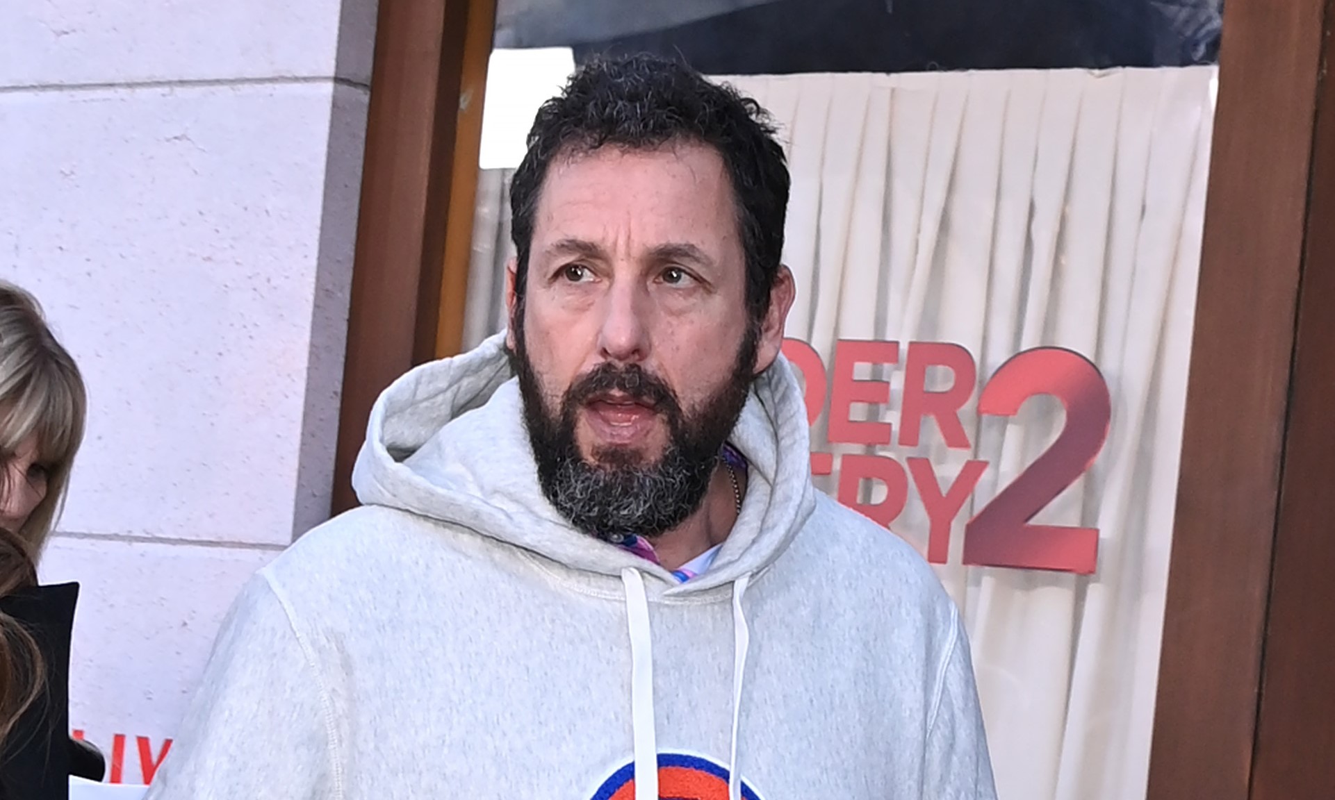 Nagy a baj: új filmje forgatásán roppant össze Adam Sandler, csípőprotézist kapott a világsztár