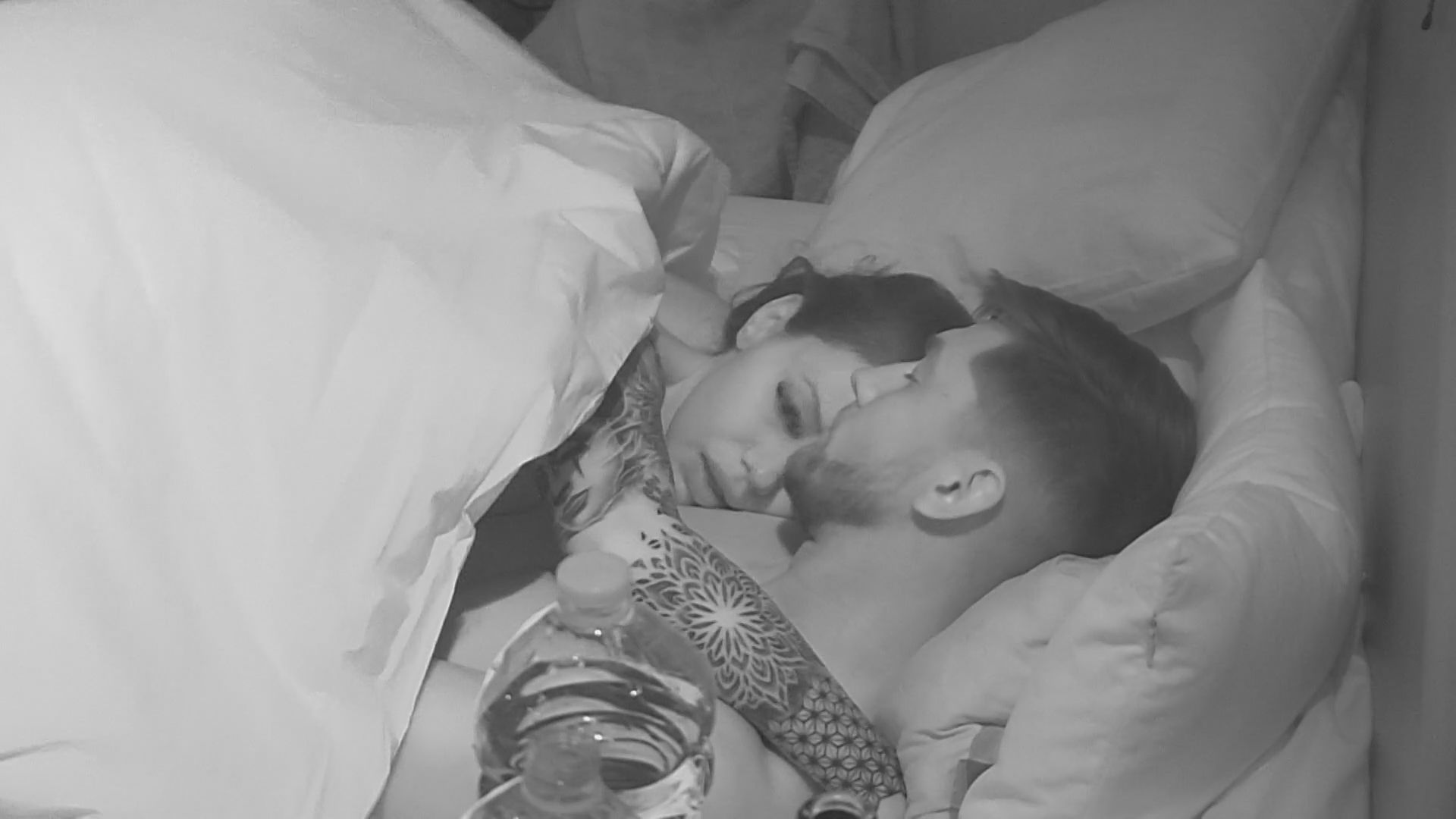 Az ágyban jutalmazta meg VV Reni VV Barnát: a takaró alatt estek egymásnak – videó