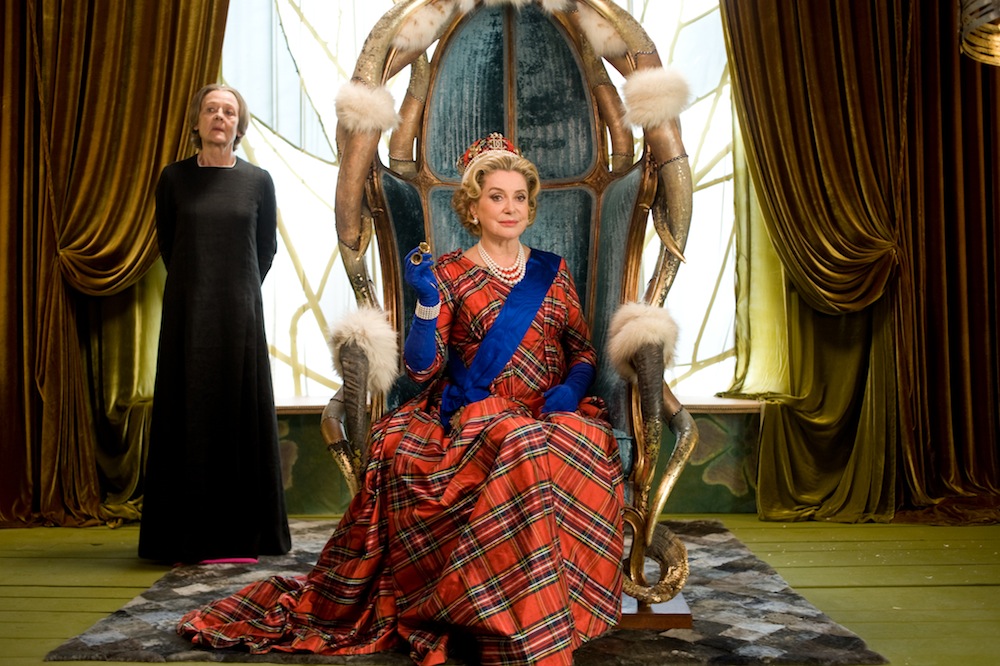 Mimo szczerych chęci obrońcy tracą siły. Królowa Brytanii – Kordelia (w tej roli pierwsza dama francuskiego kina – Catherine Deneuve), szuka sposobu, by pokonać Rzymian