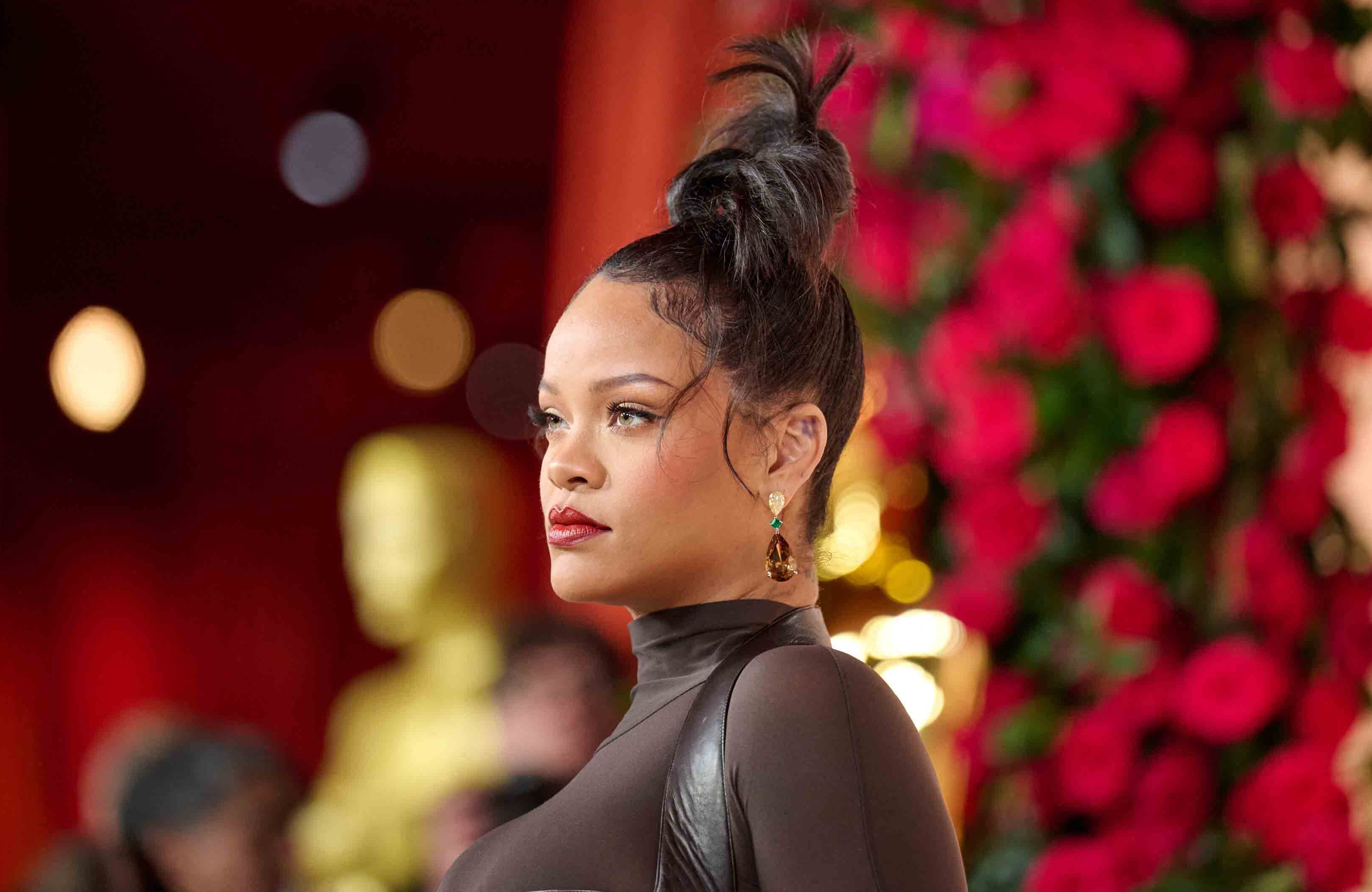 Már semmi sem szent? Meglopták a terhes Rihannát, rendőrök lepték el a világsztár otthonát