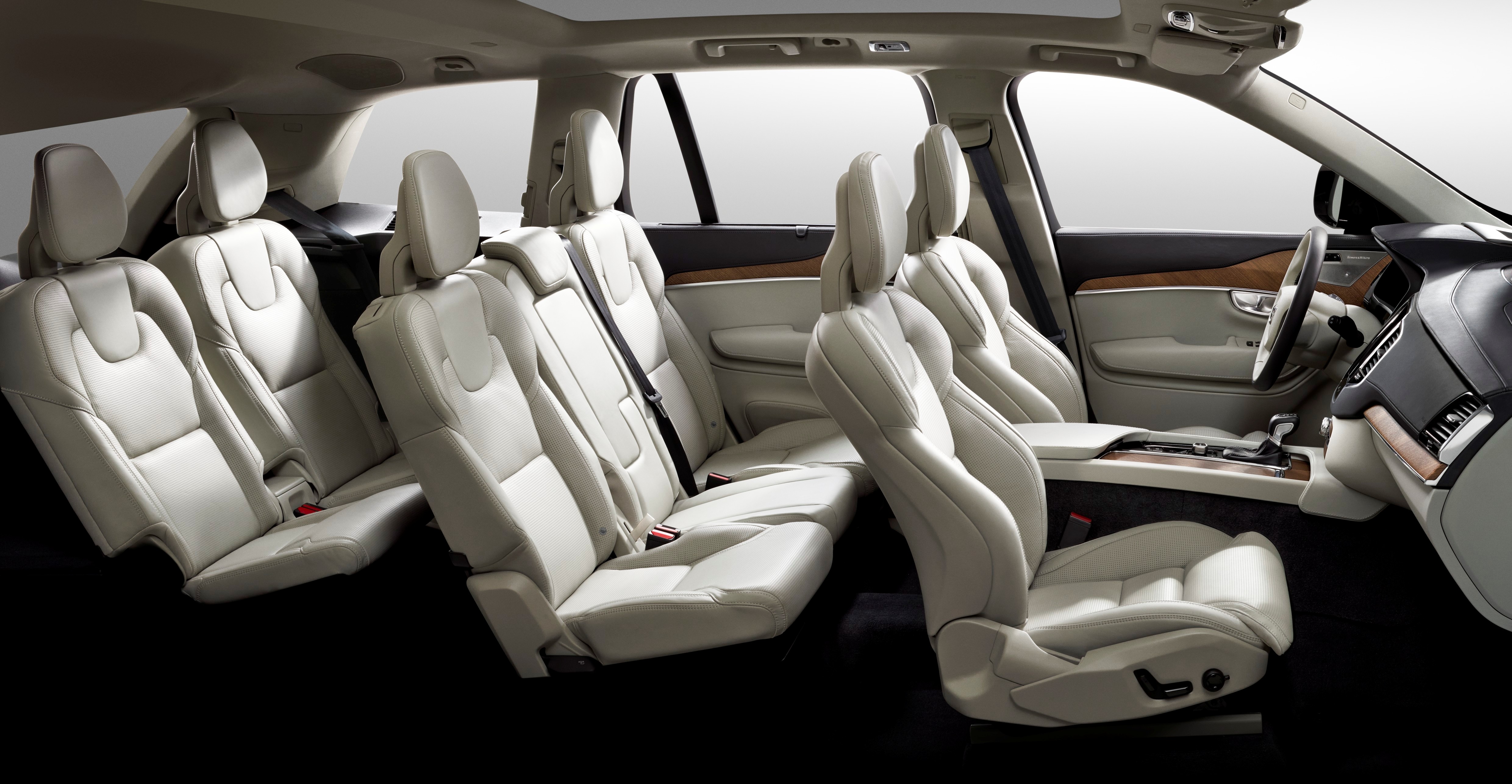 Nowe volvo XC90 zadebiutuje publicznie jesienią w czasie salonu samochodowego w Paryżu. Do tego czasu szwedzki producent najpewniej ujawni wygląd zewnętrzny auta gotowego do produkcji. Osoby, które już zamówiły nowe XC90 odbiorą je w 2015 roku.