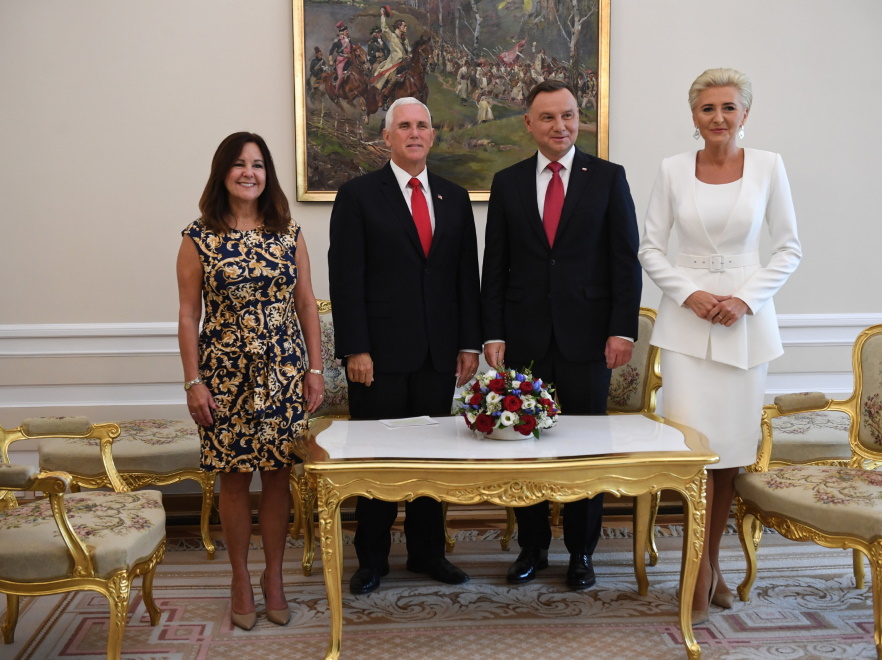 ... Sukienka z wczorajszego spotkania z polską parą prezydencką też miała niemal identyczny fason. Wzory na tkaninie sprawiały jednak, że wydawała się jeszcze krótsza niż dwie wcześniejsze, a to nie wyglądało najlepiej. Perfekcyjnie dopasowany zestaw Agaty Dudy z dołem delikatnie zakrywającym kolana prezentował się dużo lepiej. Też tak myślicie?