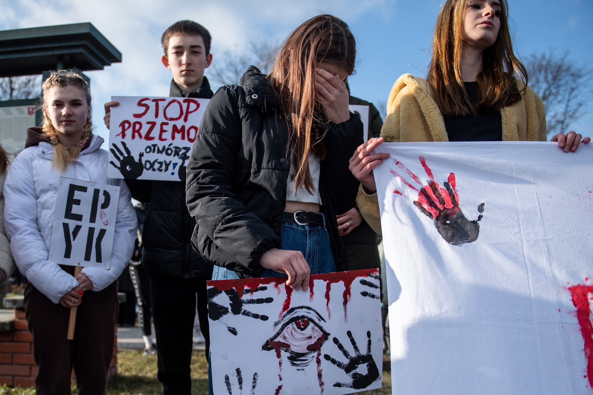 Marsz Stop Przemocy w Zamościu zorganizowany przez kolegów i koleżanki 16-letniego Eryka, który zmarł w wyniku pobicia w parku w centrum miasta, 3 marca 2023 r.