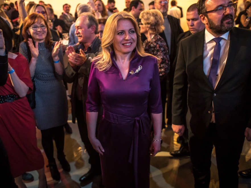 ... Przede wszystkim widać, że Čaputová lubi mocne kolory i sztuczne tkaniny, a to nie robi dobrego wrażenia. O takich ubraniach mówi się, że...