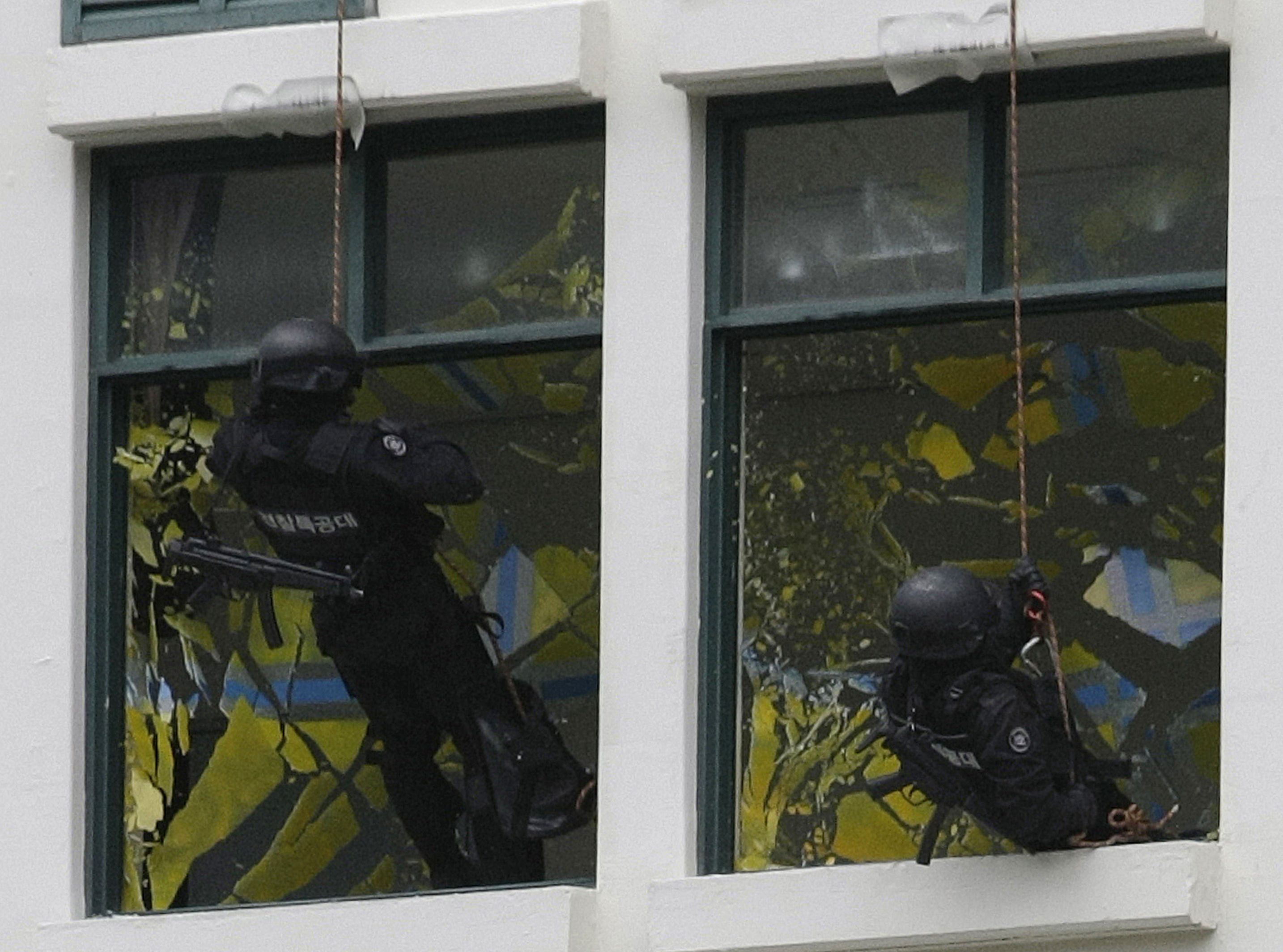 Południowokoreańscy policjanci przygotowują się do szczytu G20 w Seulu.