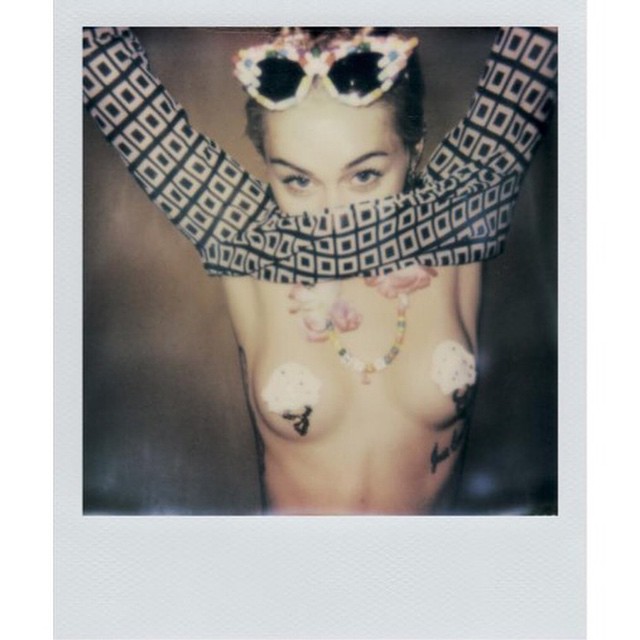 Miley Cyrus naga na zdjęciach z sesji dla