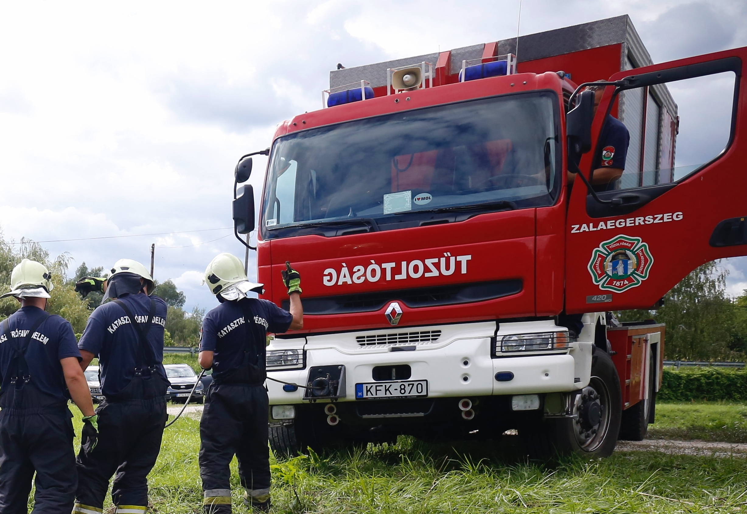 Patakba csúszott egy autó Óbudán: a búvárokat is riasztani kellett