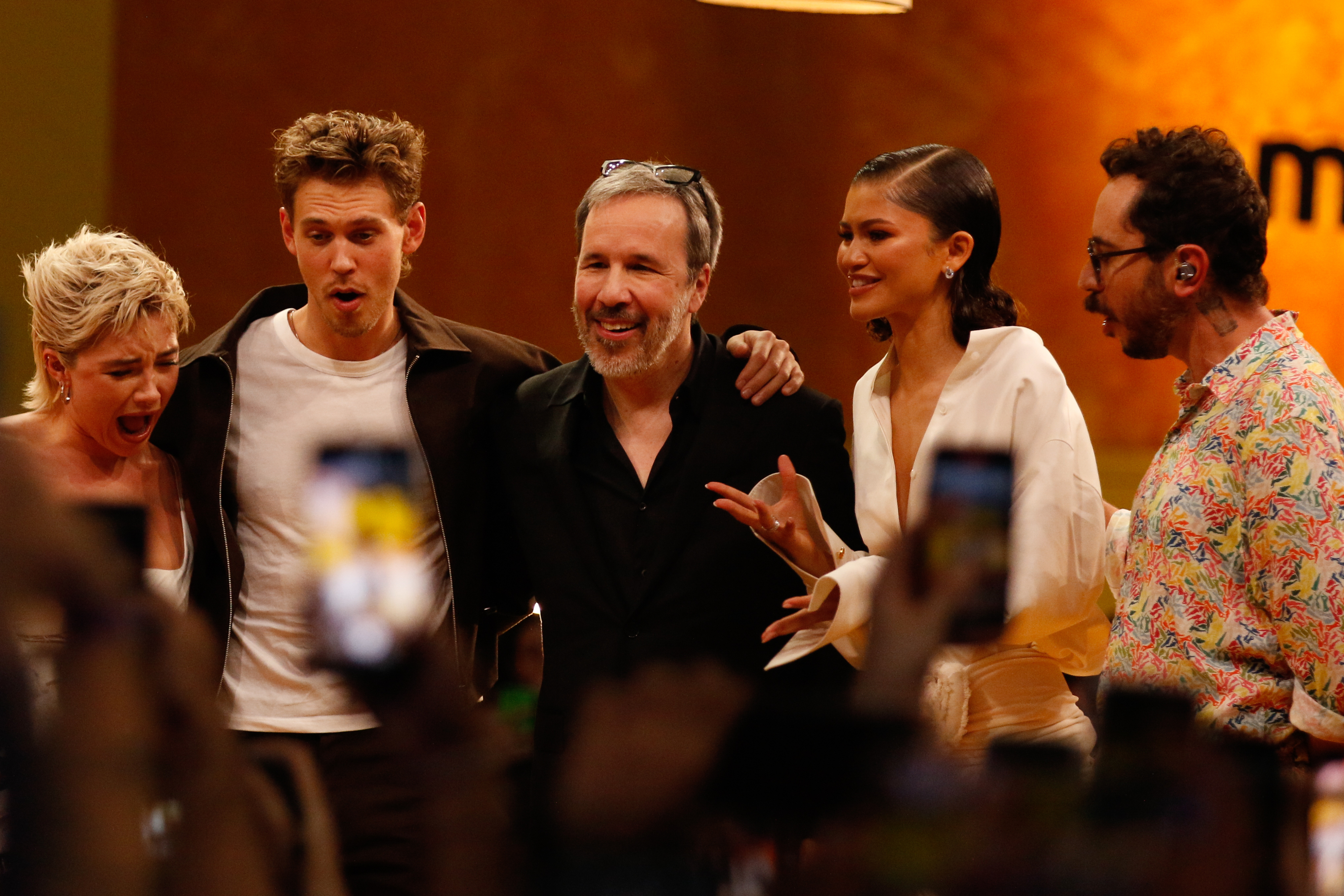 Egyre durvábbak a rajongók: arcon dobták a Dűne sztárját a színpadon – videó