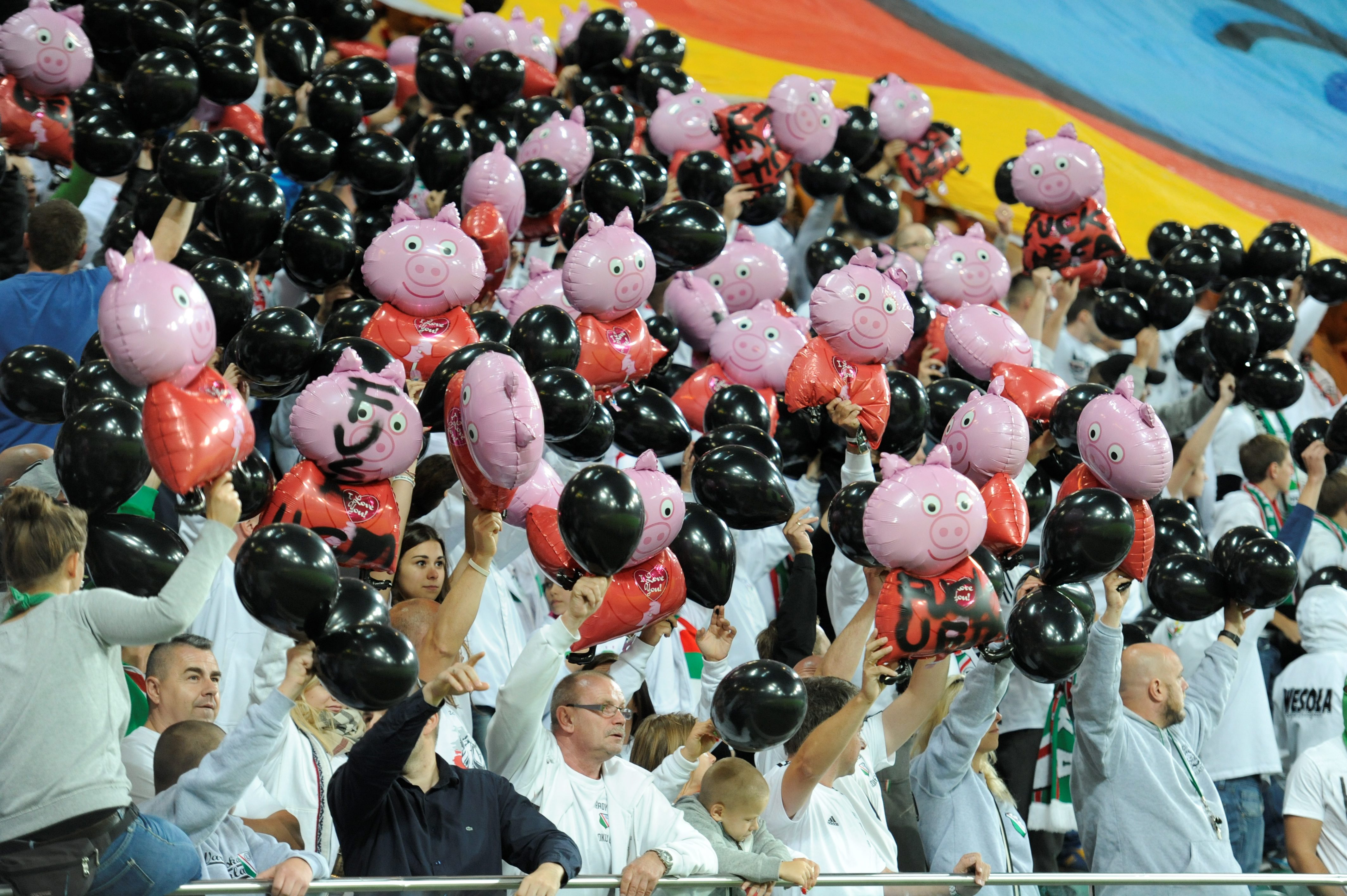Delegat UEFA, który był w czwartek na Łazienkowskiej nie był zachwycony oprawą, którą zobaczył. Legia może być pewna, że zostanie ukarana.