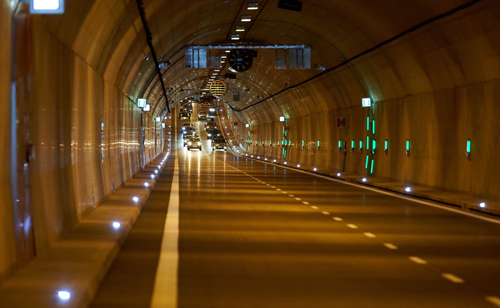 W związku z otwarciem tunelu w centrum miasta ograniczony został ruch ciężarówek powyżej 24 ton. Na głównych ciągach komunikacyjnych ustawiono znaki uniemożliwiające ciężarówkom wjazd do śródmieścia.