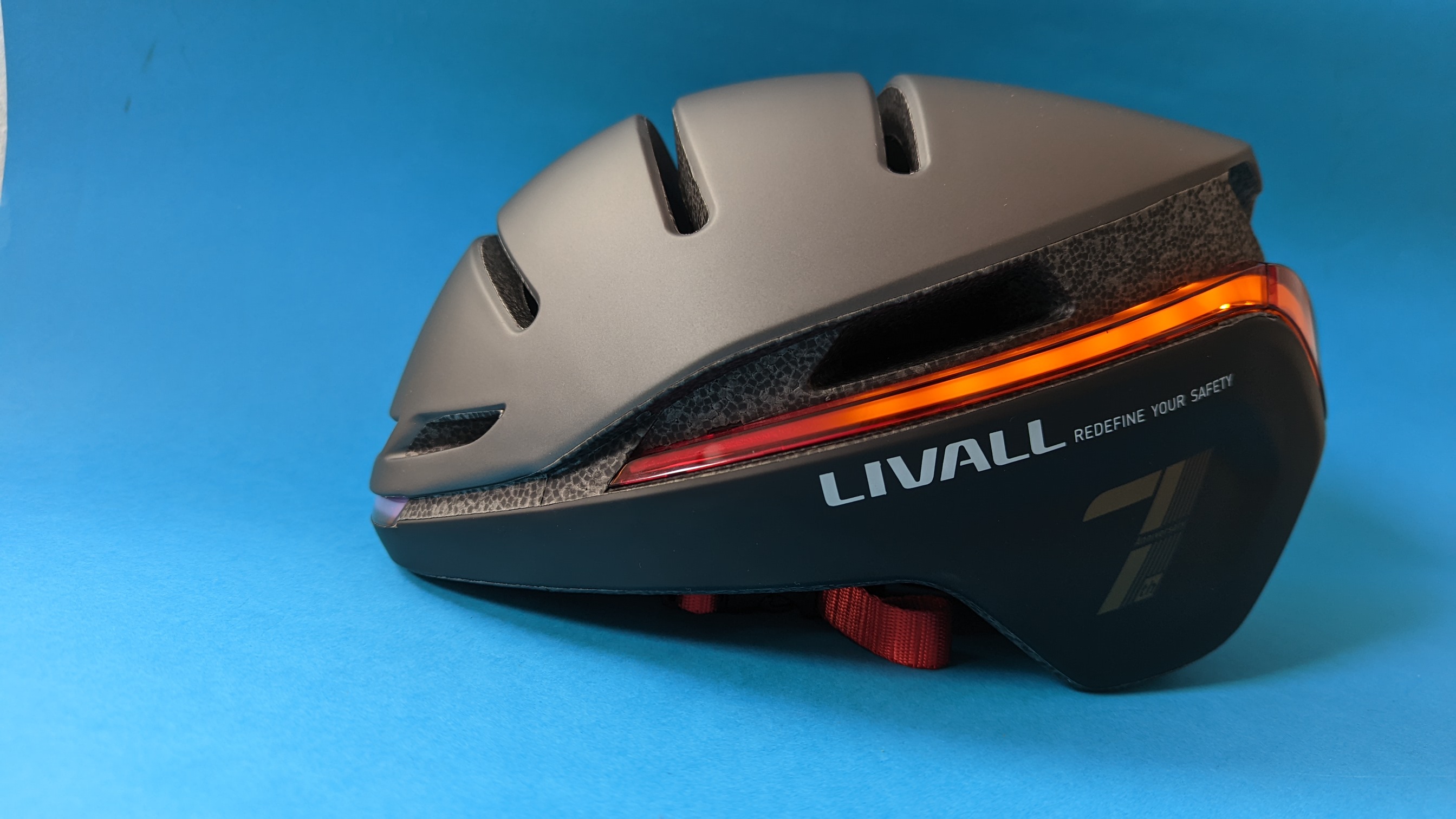 Smarter Fahrradhelm Livall Evo 21 im Test: 360-Grad-Licht und SOS-Funktion  | TechStage