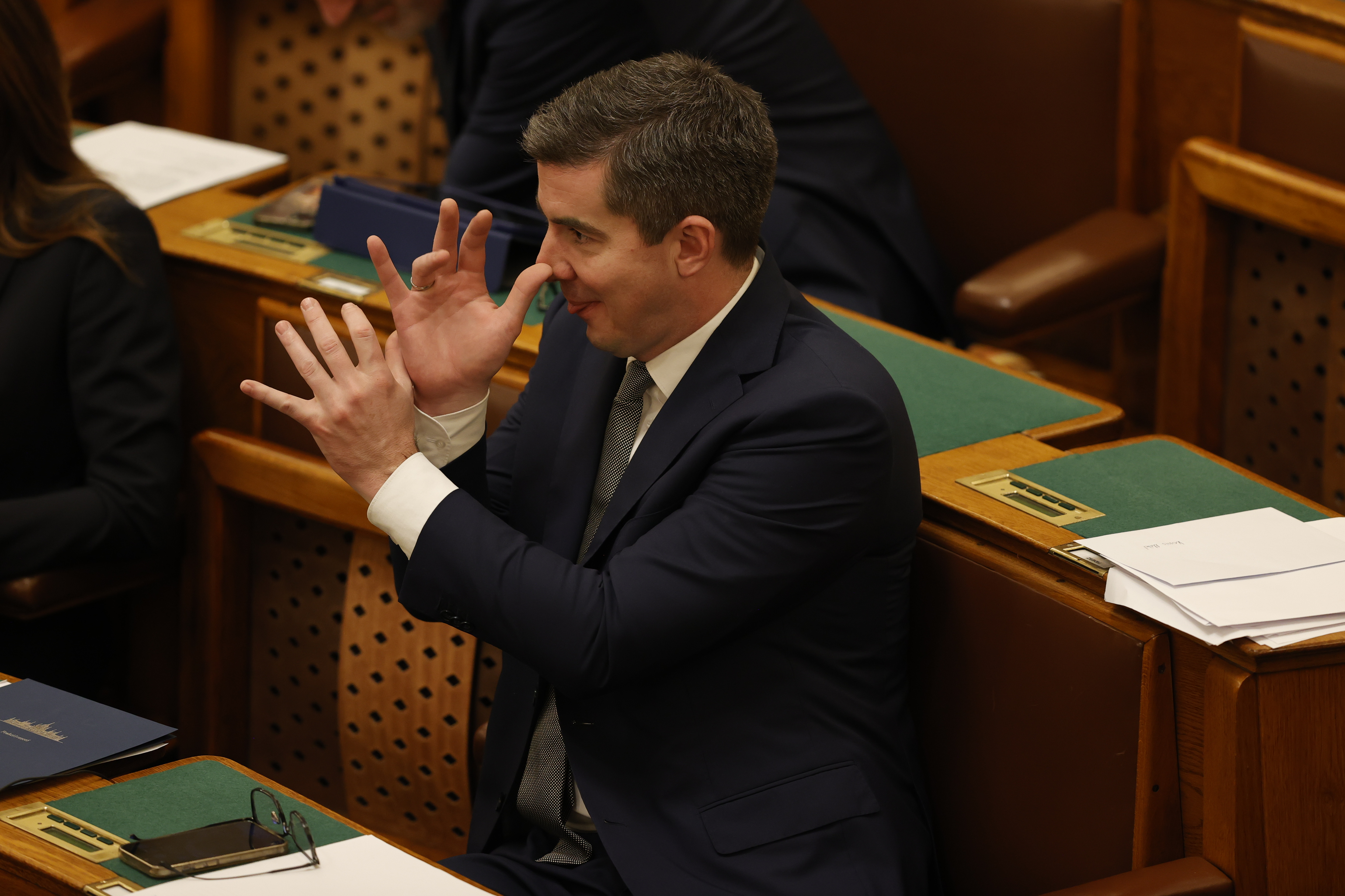Gyerekes balhé a parlamentben: Kocsis Máté bohócorrot mutatott