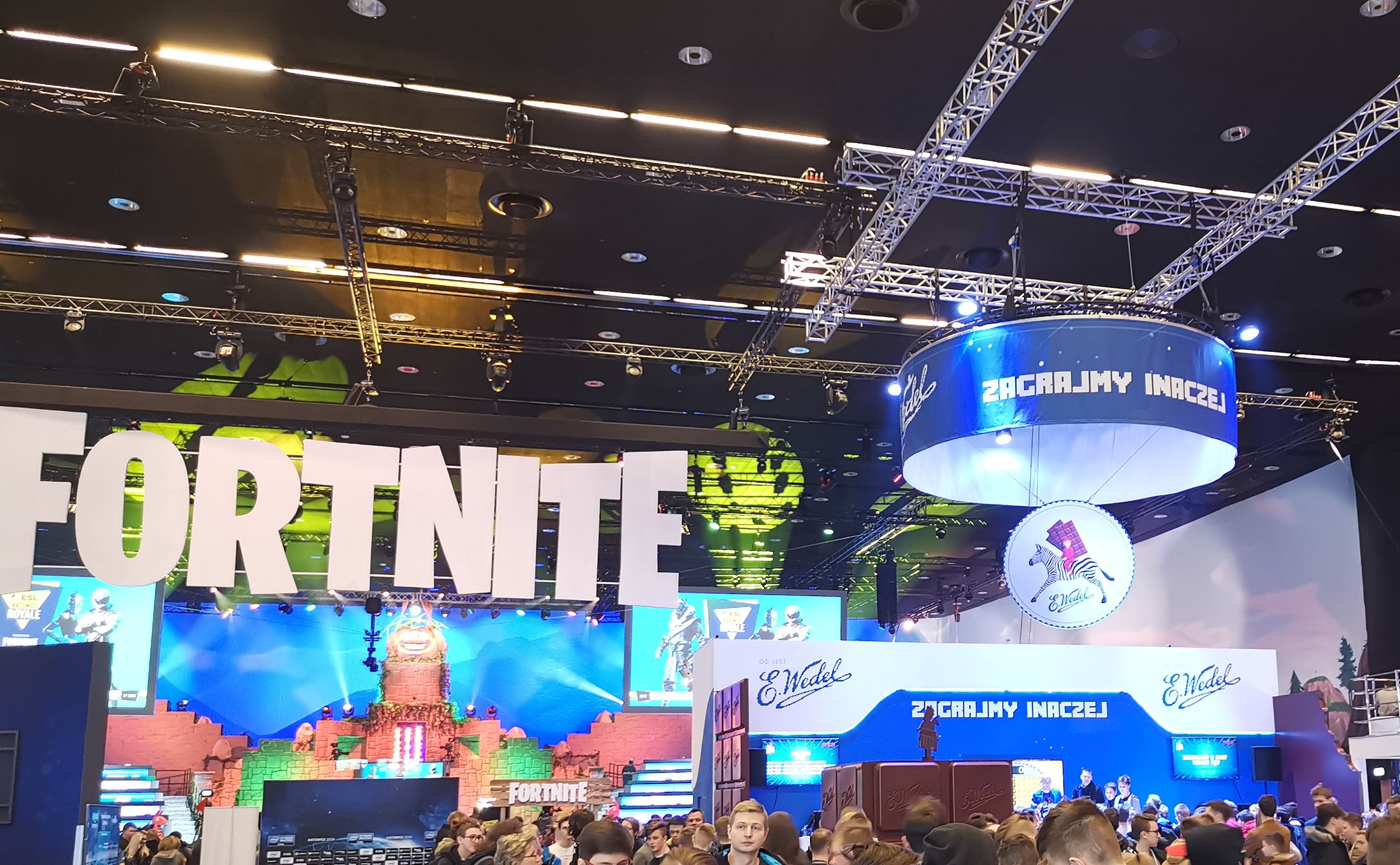 Tuż obok olbrzymiej strefy Fortnite stanęło stoisko firmy Wedel. Nie tylko można było zagrać, ale też spróbować słodyczy.