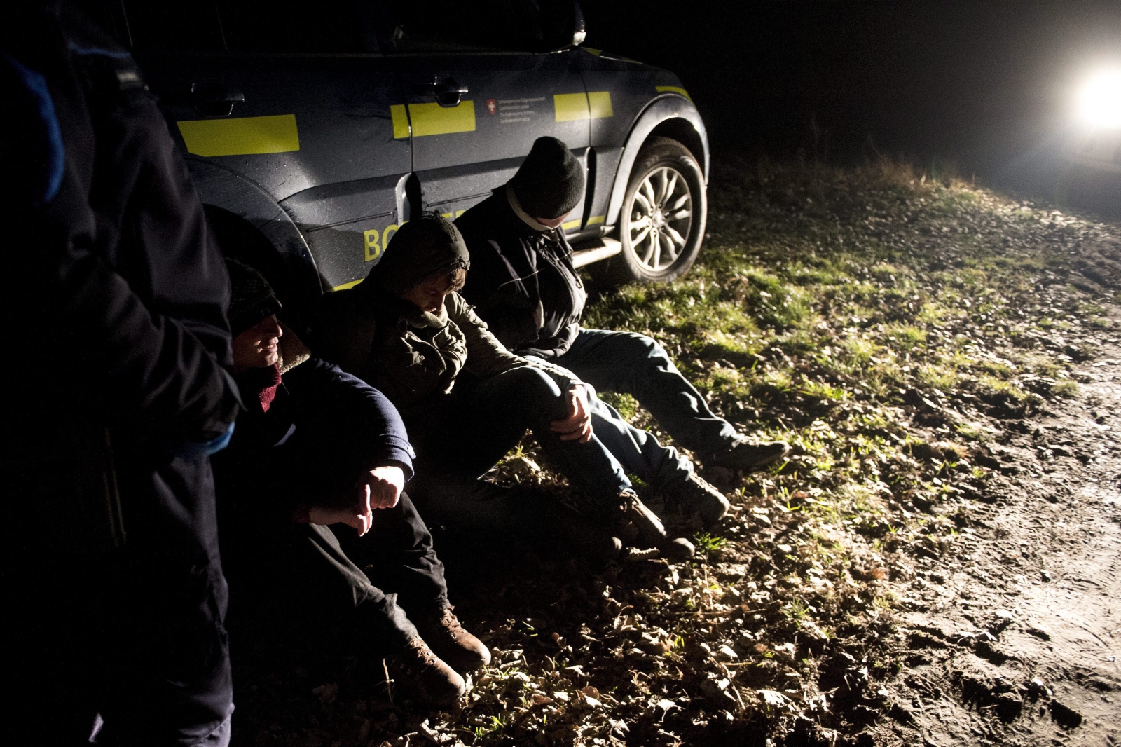 Nielegalni uchodźcy z Afganstanu i Afrki schwytani na zielonej serbsko-węierskiej granicy