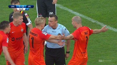 Zagłębie - Jagiellonia (1:2): Piłkarze Miedziowych doskoczyli do sędziego! Sędzia był nieugięty i nie podyktował karnego po upadku Maresa