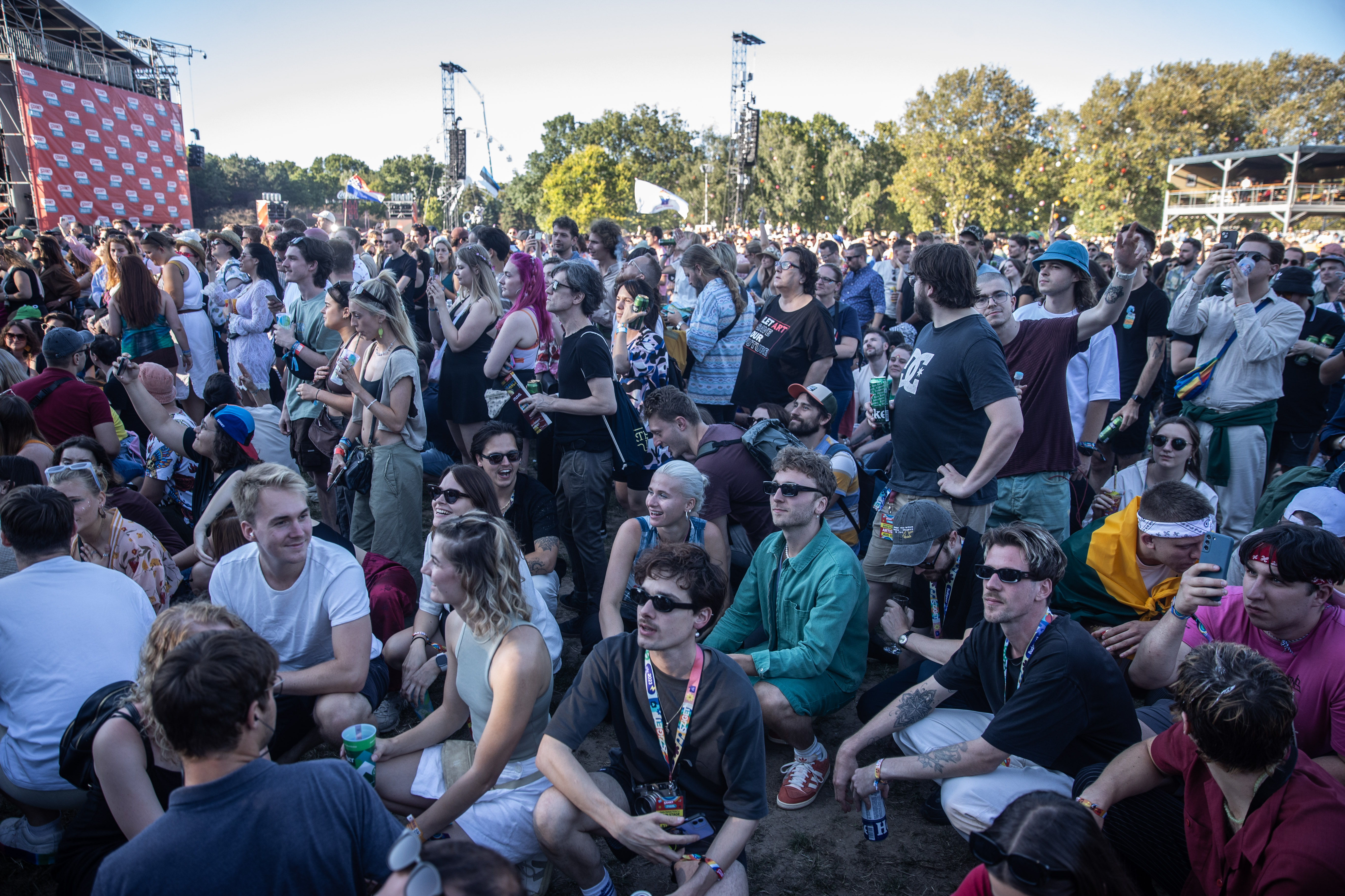 Rétvári Bence és a kormánypárti sajtó kiakadt a Sziget reklámja miatt: az azonos neműek csókját kifogásolják benne