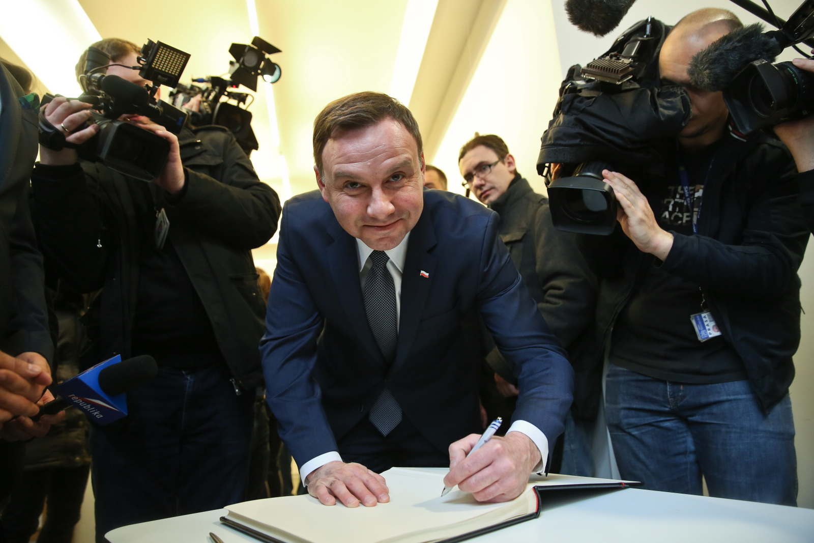 Na ścianach wiszą tablice, które także przypominają o obietnicach, z których do tej pory miał się nie wywiązać Bronisław Komorowski. PiS przypomina, że urzędujący prezydent