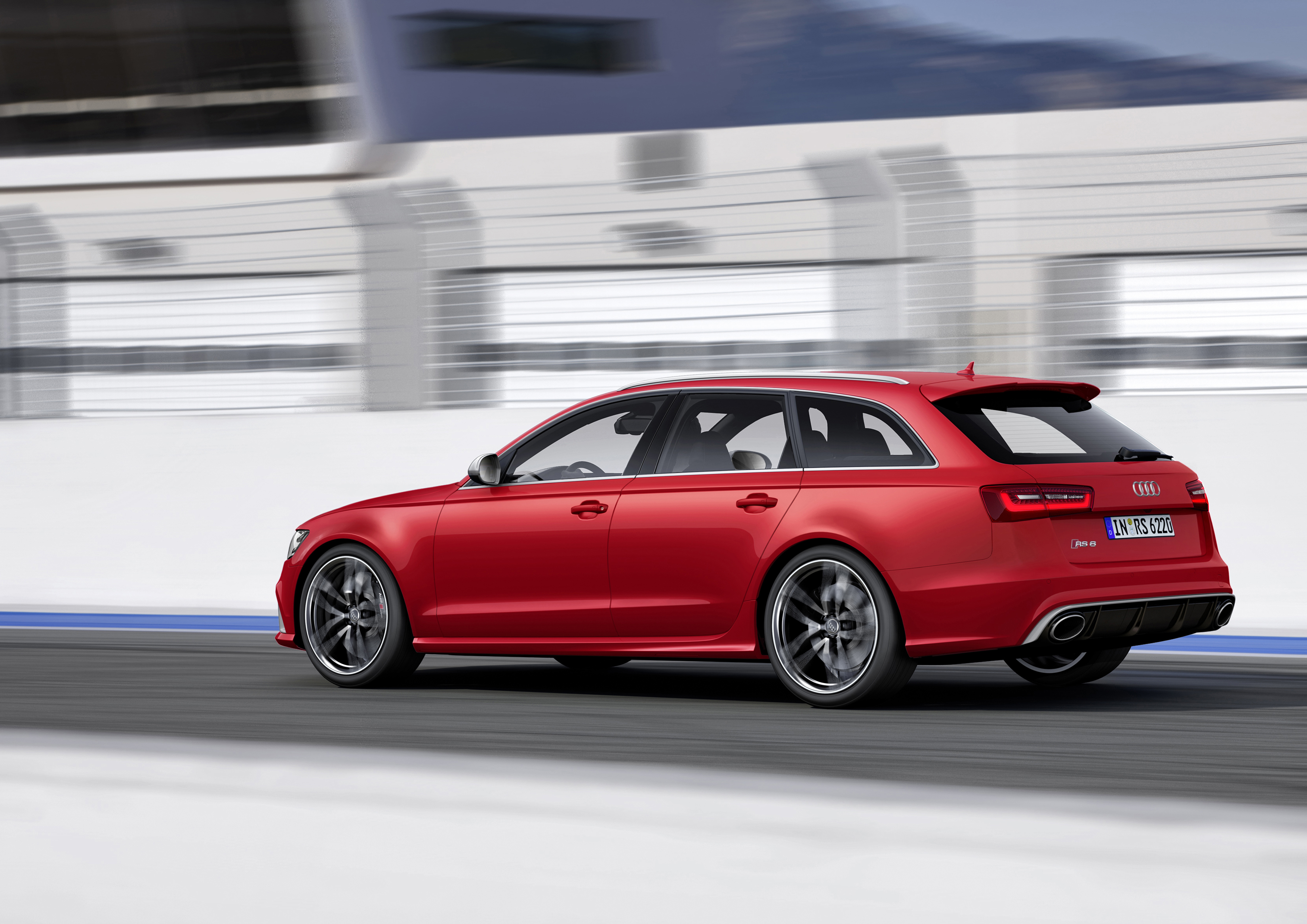 Mimo mniejszej o 20 KM mocy większy jest moment obrotowy. Nowe audi RS 6 avant daje kierowcy do ogarnięcia 560 KM i 700 Nm maksymalnego momentu obrotowego dostępnego w przedziale 1750-5500 obr./min.