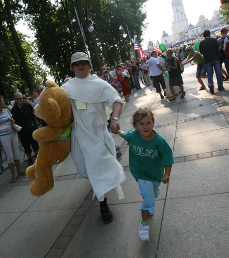 14.08.07 czestochowa, pielgrzymka przybyla do czestochowy, grupa z warszawy, julka biegnie ze swoim ulubionym ksiedzem i jego misiem