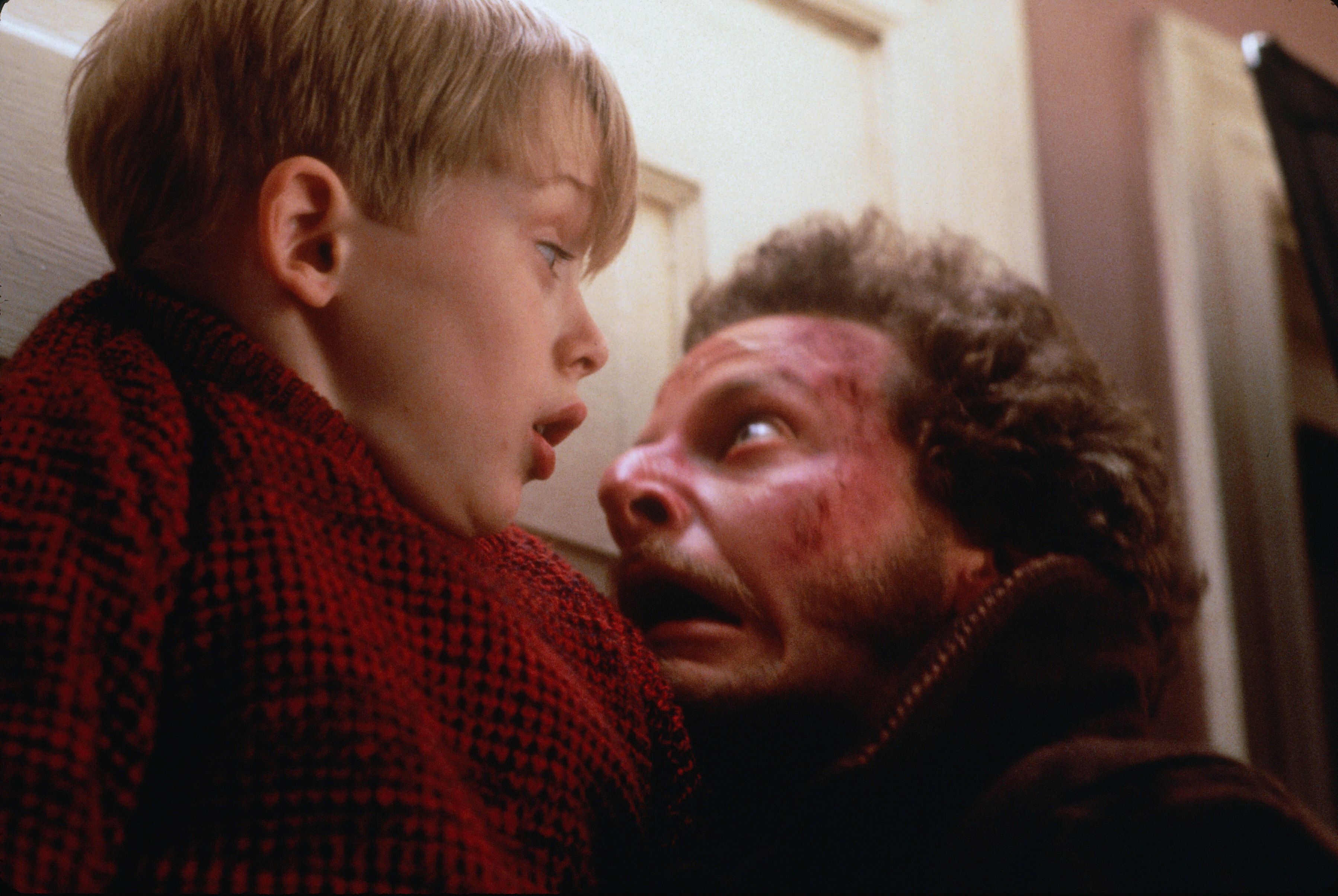 W scenie, w której Harry gryzie Kevina, grający włamywacza Joe Pesci naprawdę ugryzł Macaulaya Culkina zostawiając na jego palcu blizn