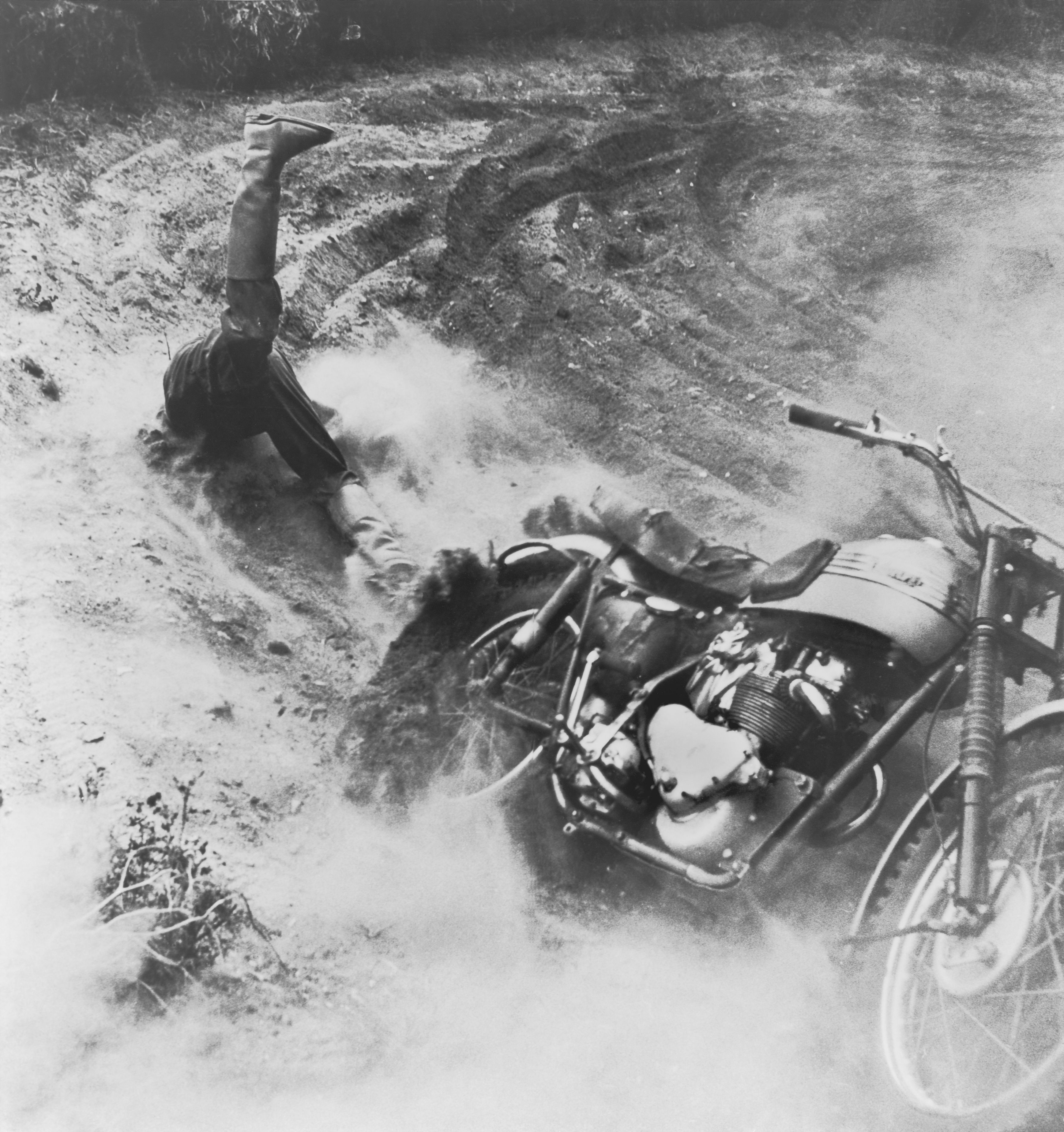 Pierwsze zdjęcie wyróżnione w konkursie World Press Photo jest wyjątkowe nie tyle ze względu na swą wartość historyczną - przedstawia upadek uczestnika wyścigu motocyklowego - ile na miano kamienia milowego w historii światowej fotografii prasowej. Wszystko zaczęło się w 1955 roku, kiedy to członkowie Holenderskiego Związku Fotoreporterów (NVF) postanowili krajowy konkurs fotografii prasowej podnieść do rangi międzynarodowej. Pierwsze jury, którego zadaniem było wybranie najlepszego zdjęcia, miało do przejrzenia około 300 prac nadesłanych przez 42 fotoreporterów z 11 krajów świata. W owym pierwszym jury zasiadało pięć osób - po jednej z: Wielkiej Brytanii, Francji, Niemiec Zachodnich, Belgii i Holandii. Dziś co roku do konkursu zgłasza się około pięciu tysięcy fotografów ze 125 krajów świata, którzy łącznie przysyłają do oceny 95 tysięcy zdjęć. Także sama ocena wygląda inaczej - skład jury zmienia się co roku, a do jego grona wchodzą reprezentanci wielu krajów świata. Organizatorzy zapewniają, że komponują je tak, by w jego skład wchodzili przedstawiciele różnych specjalności związanych z fotografią prasową. Podkreślają przy tym, że konkurs pozostaje w pełni niezależny i nieuwikłany politycznie. <a href=