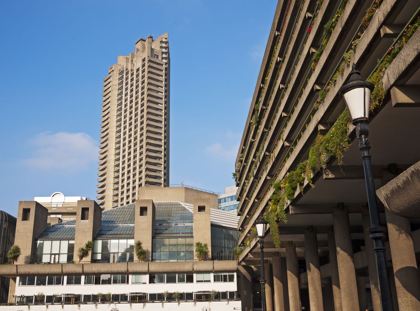 Barbican Centre w sercu Londynu. Oddany do użytku w 1982 roku jest dużym centrum sztuki, sam budzi duże kontrowersje nawet wśród mieszkańców Londynu