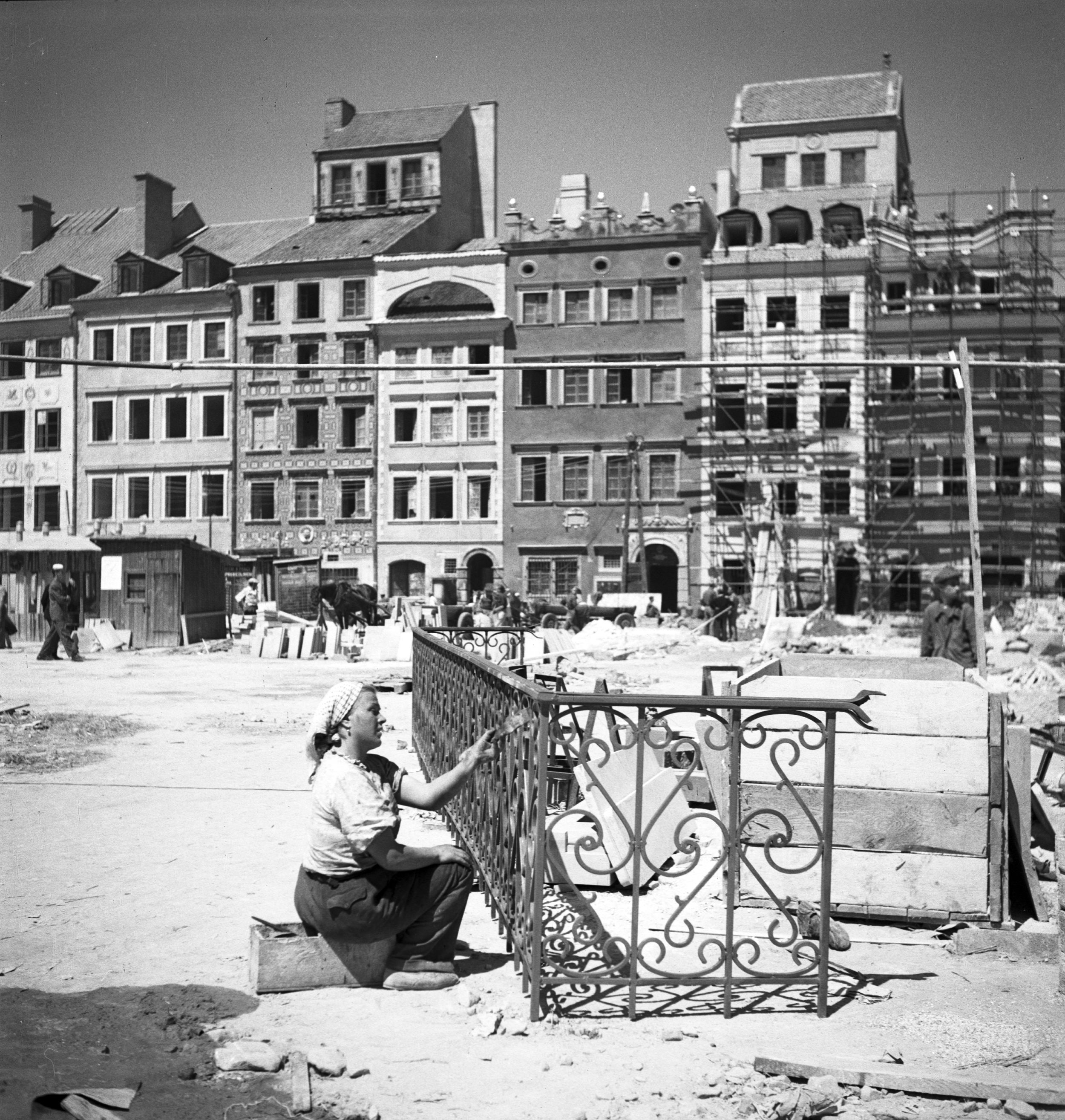 Wszystkie eksponowane fotografie pochodzą ze zbioru 6000 zdjęć autorstwa Zbyszka Siemaszki, które przechowywane są w Narodowym Archiwum Cyfrowym. Spośród nich wybrane zostały właśnie te dotyczące Traktu Królewskiego. – Chcemy, żeby spacerujący warszawiacy i turyści mogli udać się także na spacer w czasie i zobaczyć, jak prezentował się Nowy Świat, Krakowskie Przedmieście i Starówka w latach 50., 60. i 70. Pokazujemy jak wyglądali ludzie, jak zmieniło się miasto, czym żyła stolica – mówi Bartłomiej Kuczyński z NAC.Zbyszko Siemaszko (ur. 1925) znany jest przede wszystkim z doskonałych fotografii architektury oraz dokumentacji codziennego życia mieszkańców stolicy. Początkowo prowadził pracownie fotograficzne w Społecznym Przedsiębiorstwie Budowlanym oraz w Państwowym Przedsiębiorstwie Budowlanym Konserwacji Architektury Monumentalnej w Warszawie. Następnie przez wiele lat był fotoreporterem tygodnika „Stolica” (1953-69), dla którego wykonał słynne reportaże z drążenia tunelu metra na Targówku (1956), koncertu Marleny Dietrich (1964), z zalanej ulewnymi deszczami ulicy Puławskiej (1968), a także z obchodów pierwszomajowych, centralnych dożynek czy procesji Bożego Ciała w Warszawie. Zbiór fotografii Siemaszki przechowywany w Narodowym Archiwum Cyfrowym jest już precyzyjnie opracowany i dostępny w internecie w serwisie „Zbiory NAC online”. Można w nim przeglądać m.in. portrety przedstawicieli licznych zawodów, wykonane z pietyzmem miejskie krajobrazy, liczne fotografie przechodniów oraz reportaże zarówno z oficjalnych imprez, jak i wydarzeń związanych z działalnością Kościoła.