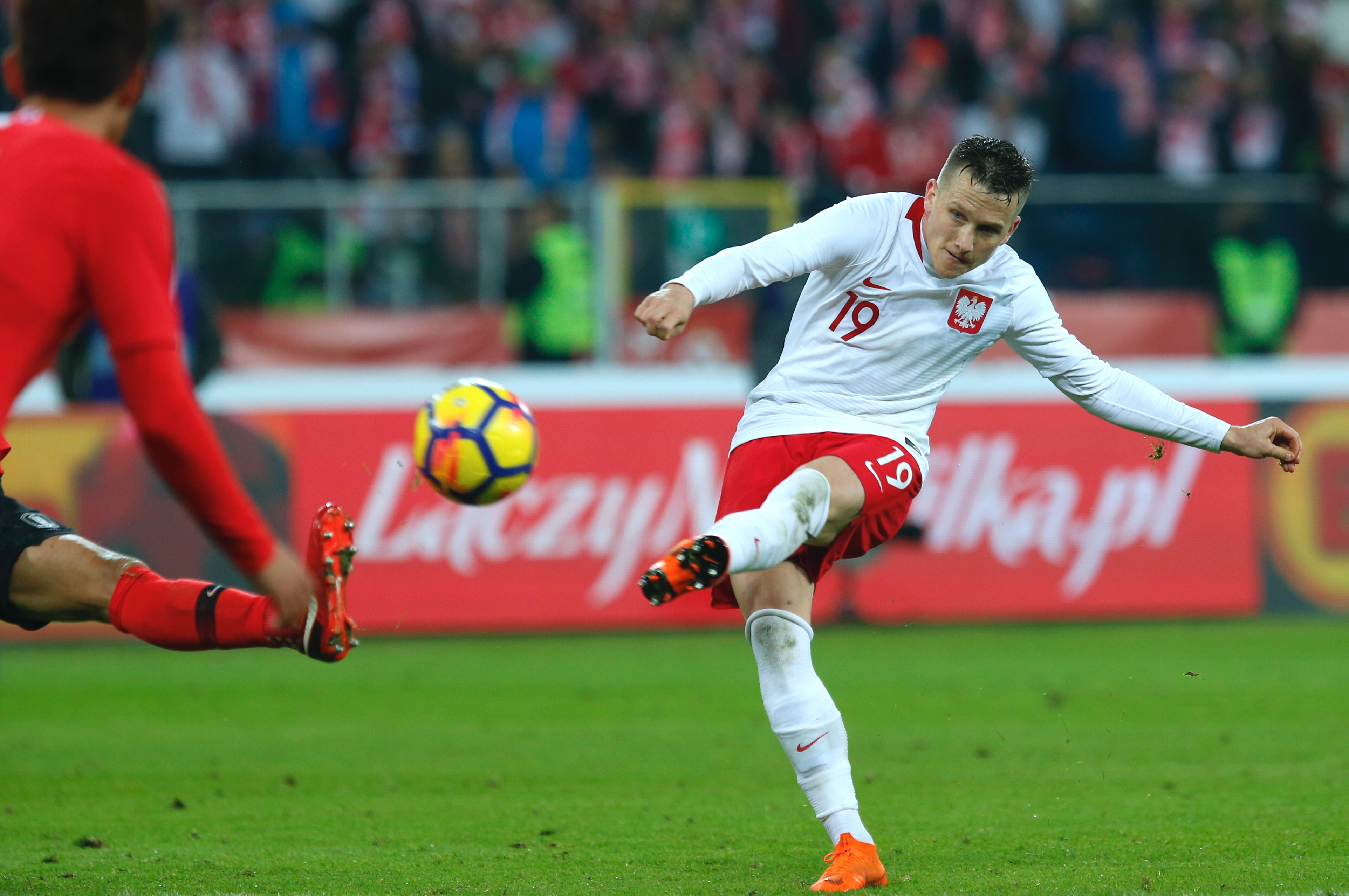 Koreańczycy zaczęli defensywnie, z piątką obrońców, ale to oni pierwsi stworzyli groźną sytuację. W 12. minucie płasko strzelił Jae-Sung Lee, jednak Wojciech Szczęsny nie dał się zaskoczyć.